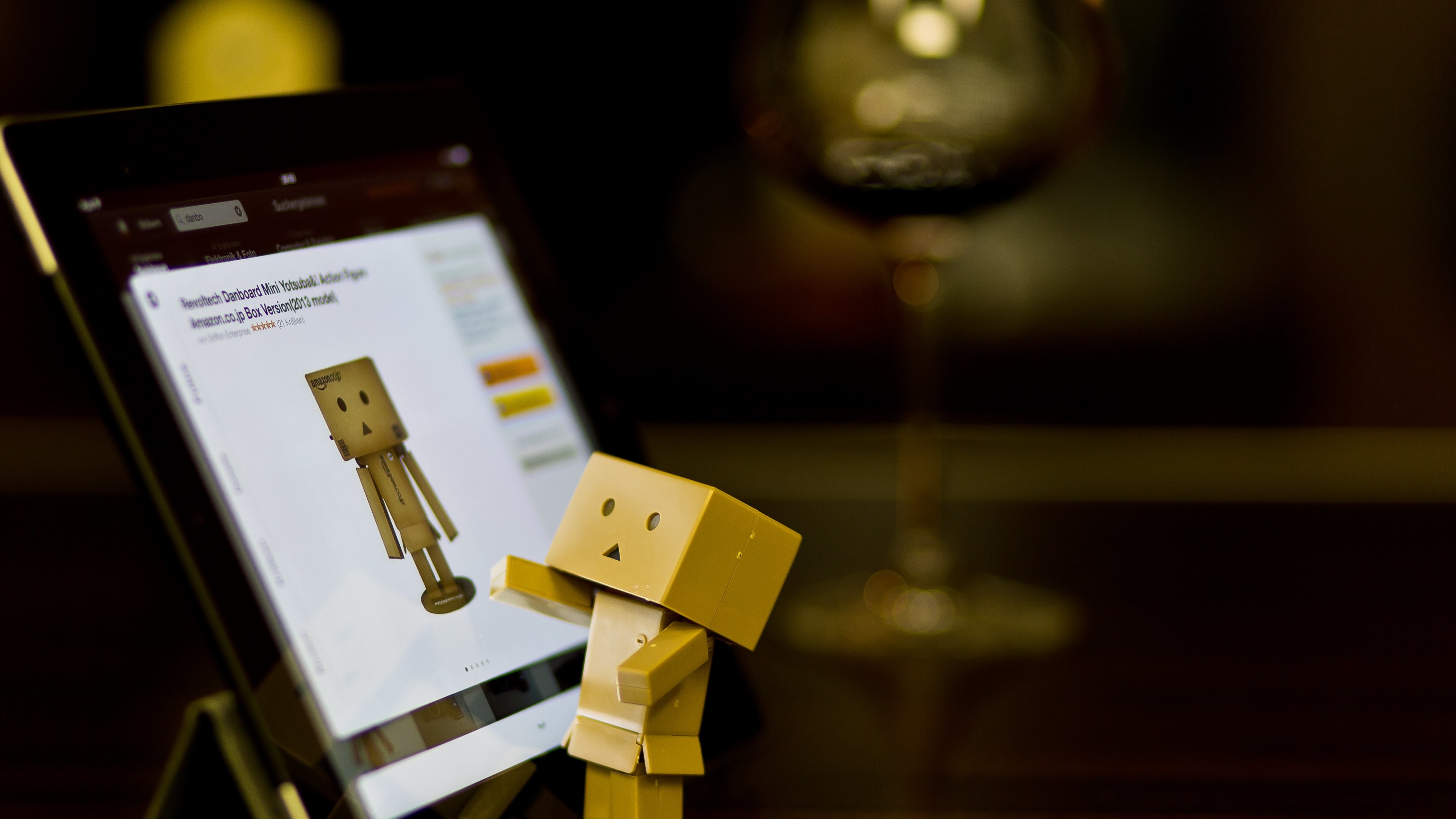 3840x2160 Technology: Danbo with Tablet