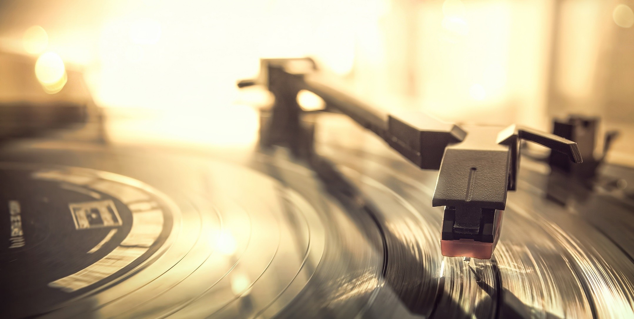 2157x1085 Wallpaper plate, record player, vinyl, theme music - download Wallpapers  and Desktop Backgrounds