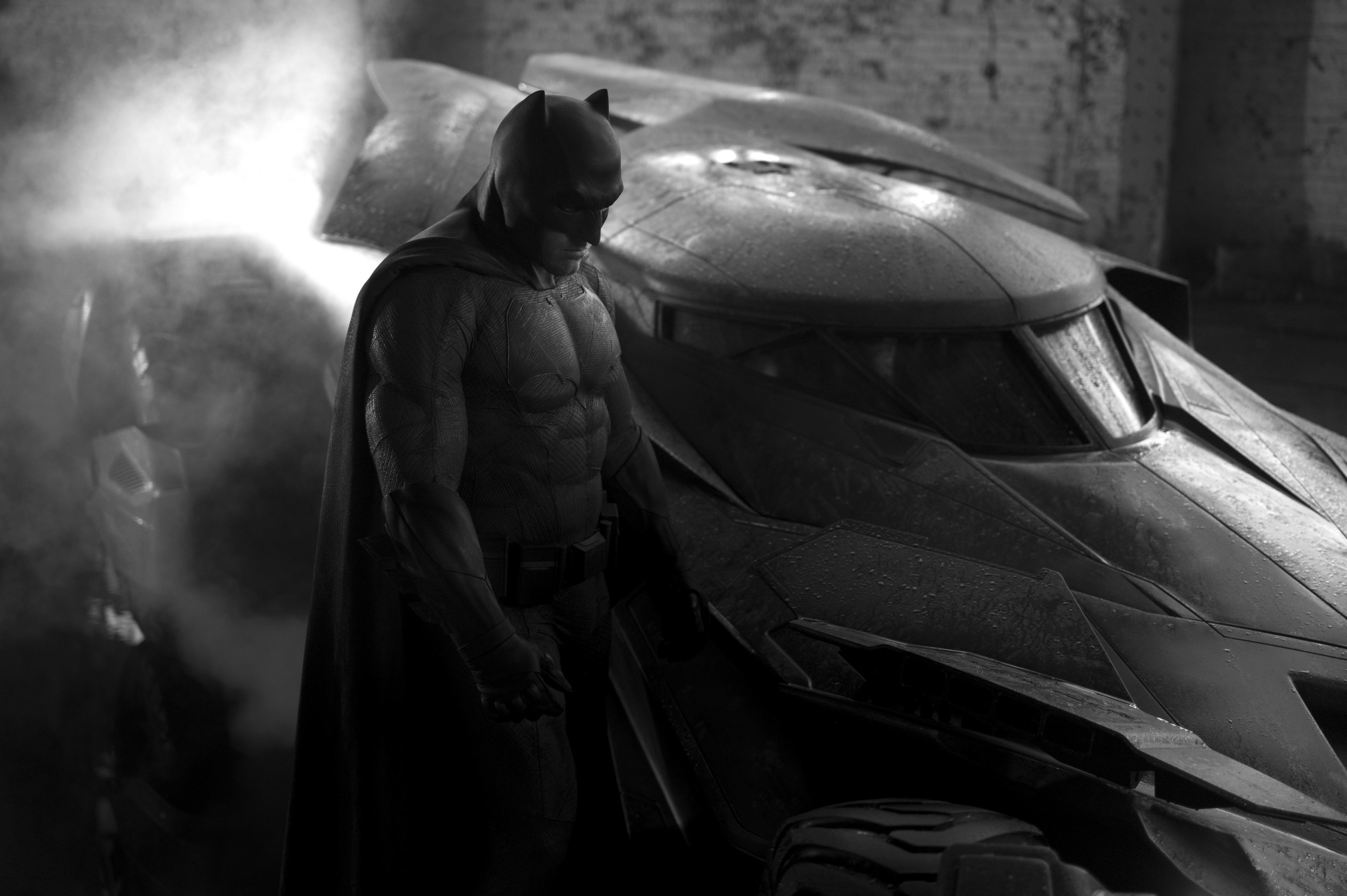 3127x2080 First Look: Erstes Bild von Ben Affleck als #Batman und dem #Batmobil aus