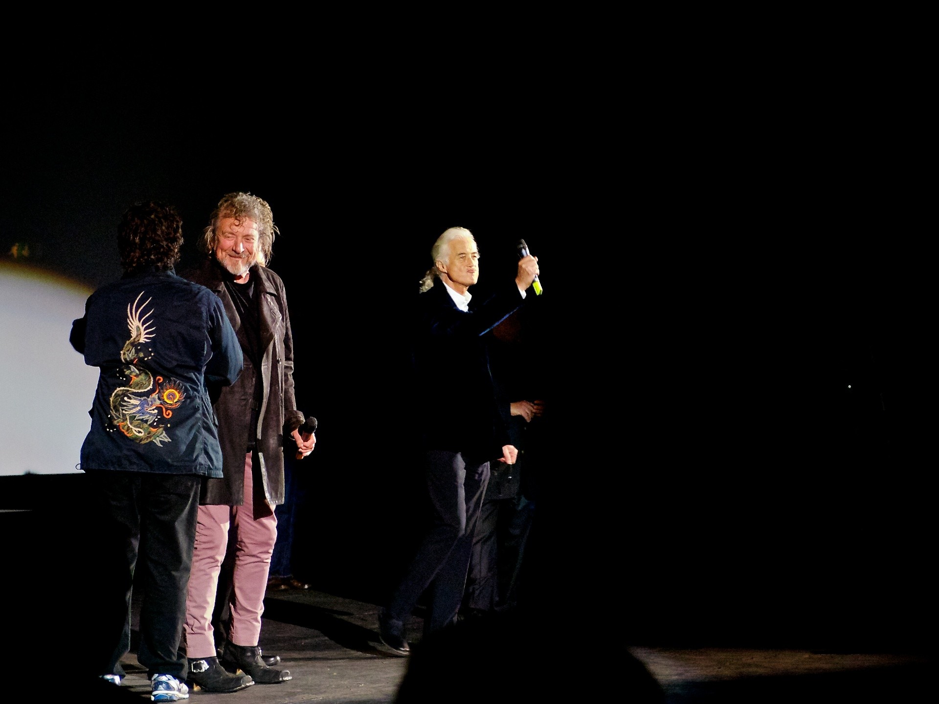 1920x1440 Led Zepplin being welcomed to the stage by director Dick Carruthers to talk  to press about