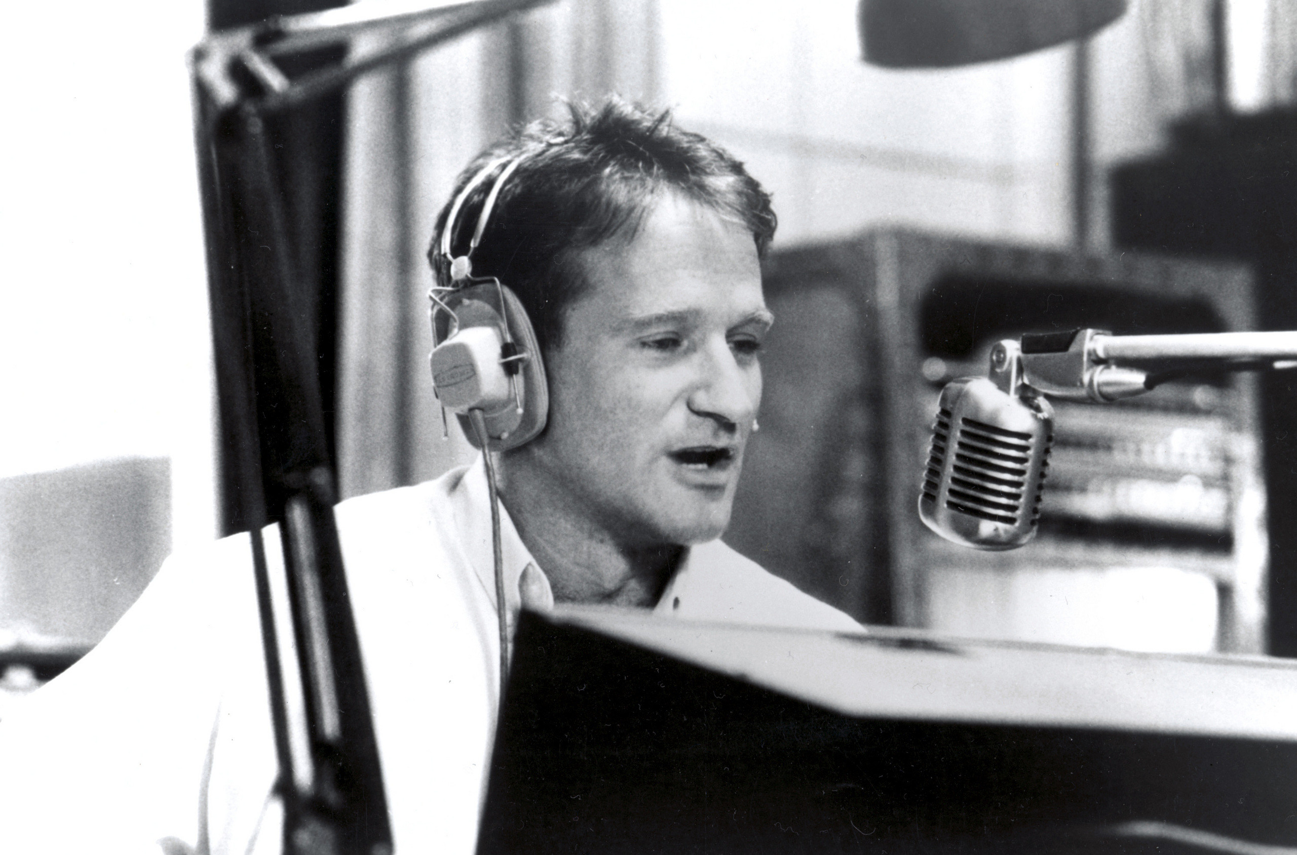 2560x1689 Actor Robin Williams in the studio