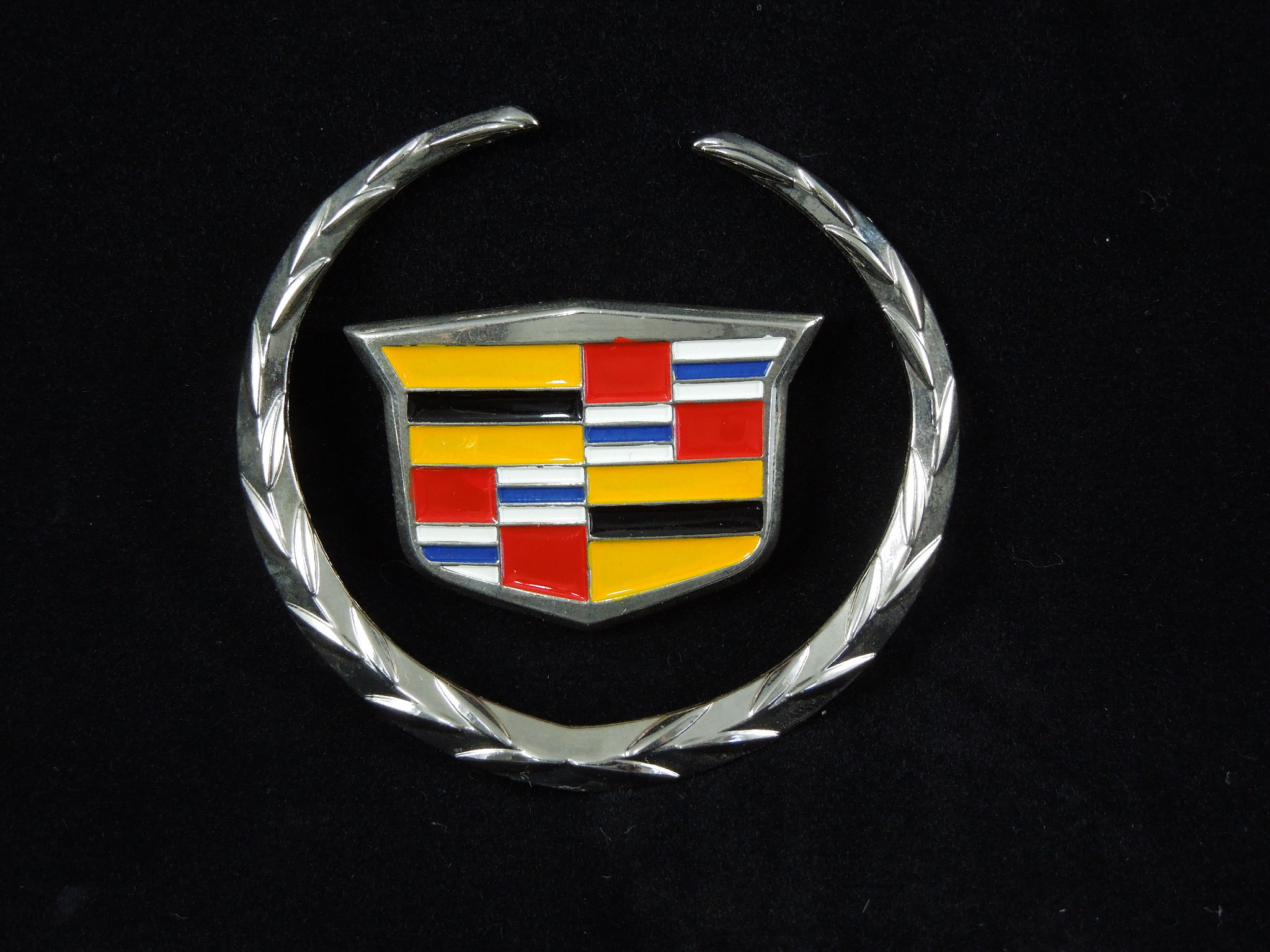 2048x1536 Miniature Metal Cadillac emblem with attachment tiny hood ornament