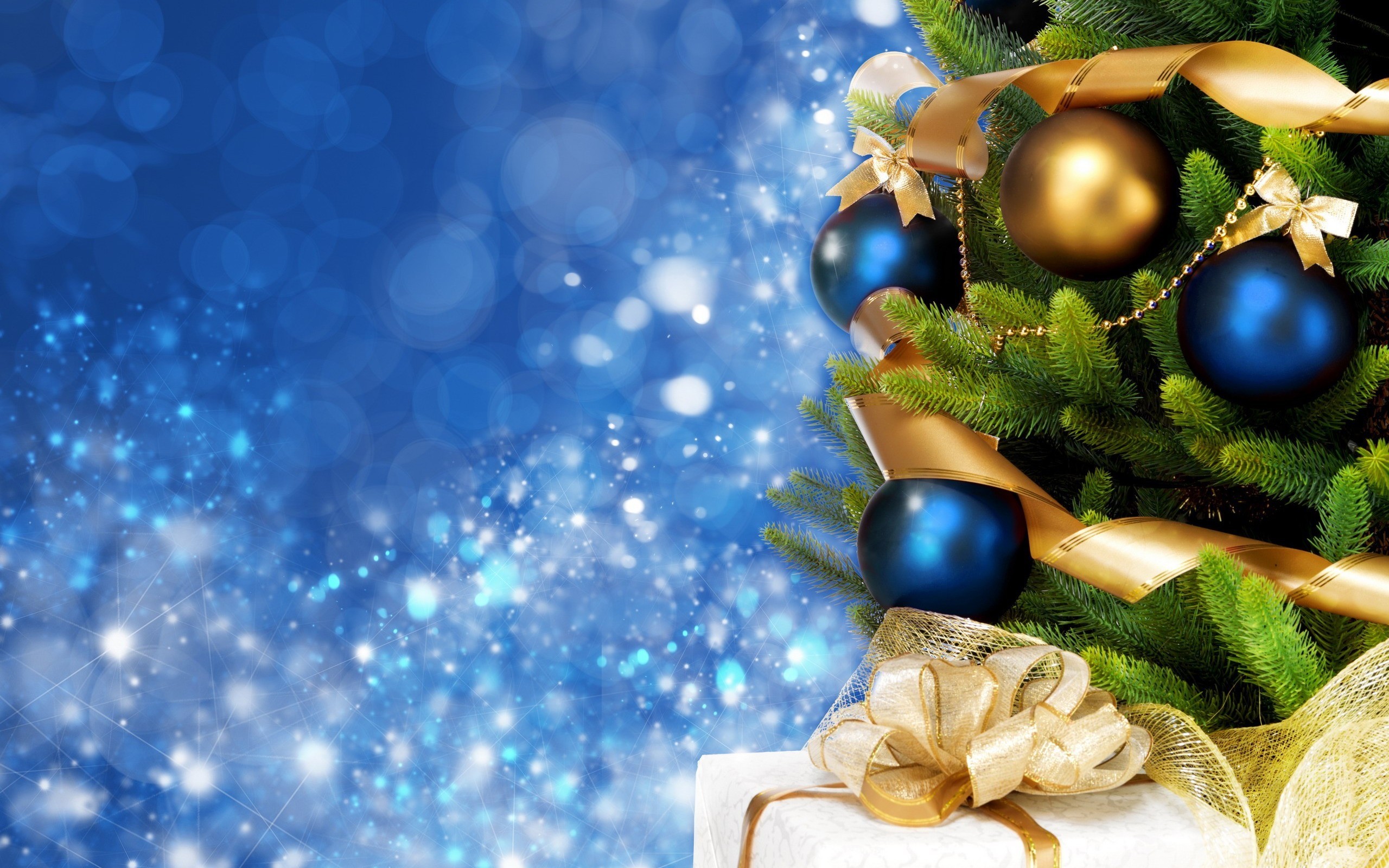 2560x1600 Blue Christmas Background Of De Focused Lights With Decorated Tree