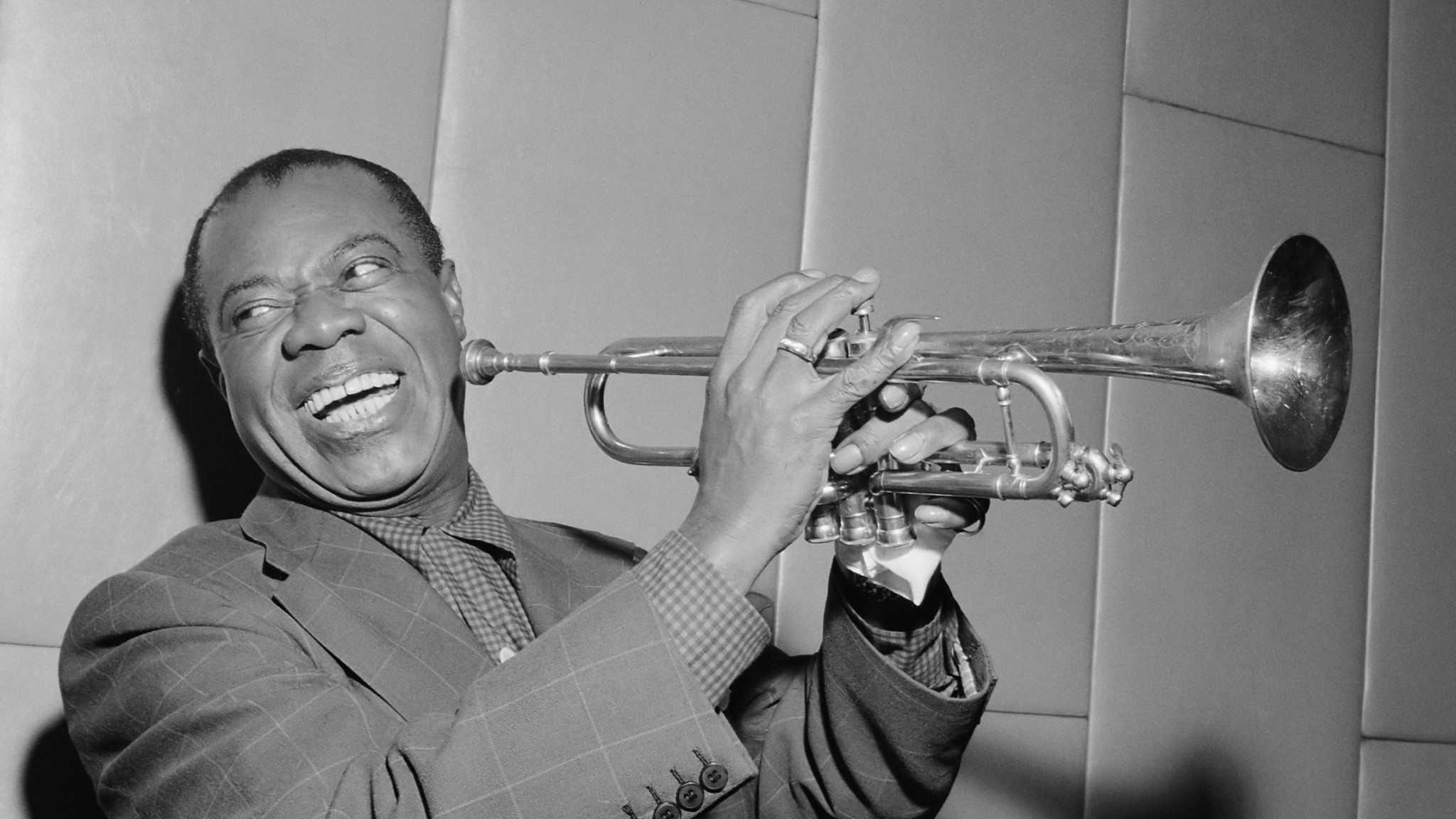 2048x1152  Wallpaper louie armstrong, jazz, pipe, bw