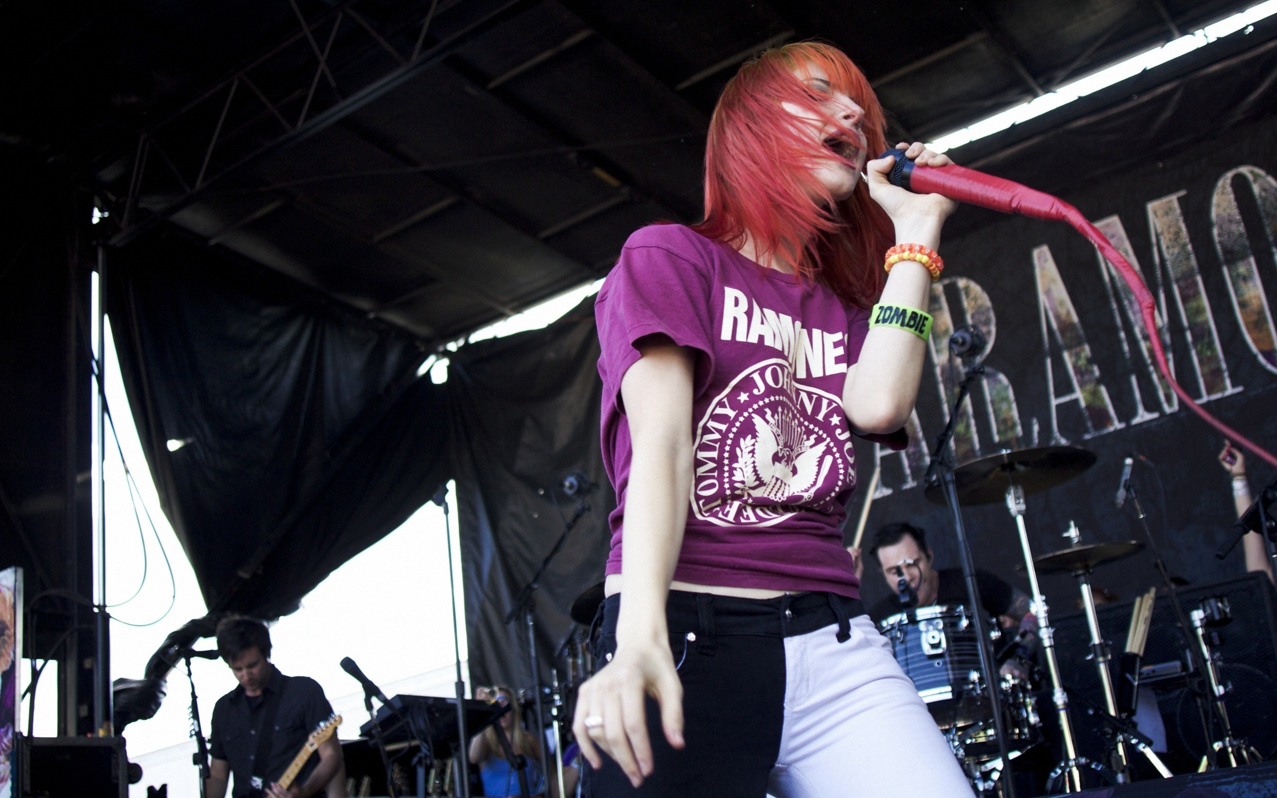 2560x1600 Music - Hayley Williams Paramore Singer Concert Microphone Redhead Wallpaper