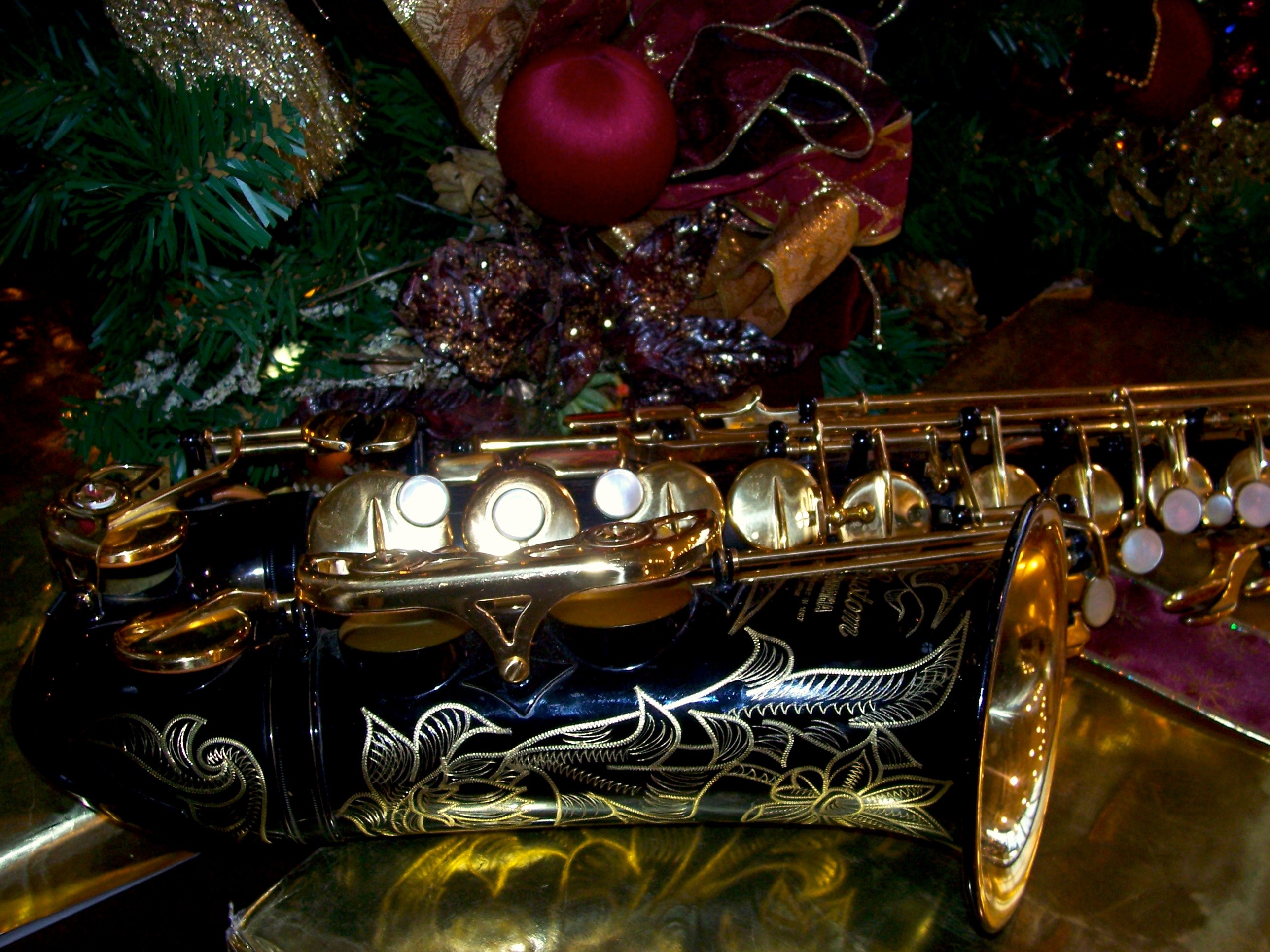 2576x1932 ... Free Christmas Saxophone Wallpaper / Screensavers - Dark Picture - For  Cell Phones - Black Yamaha