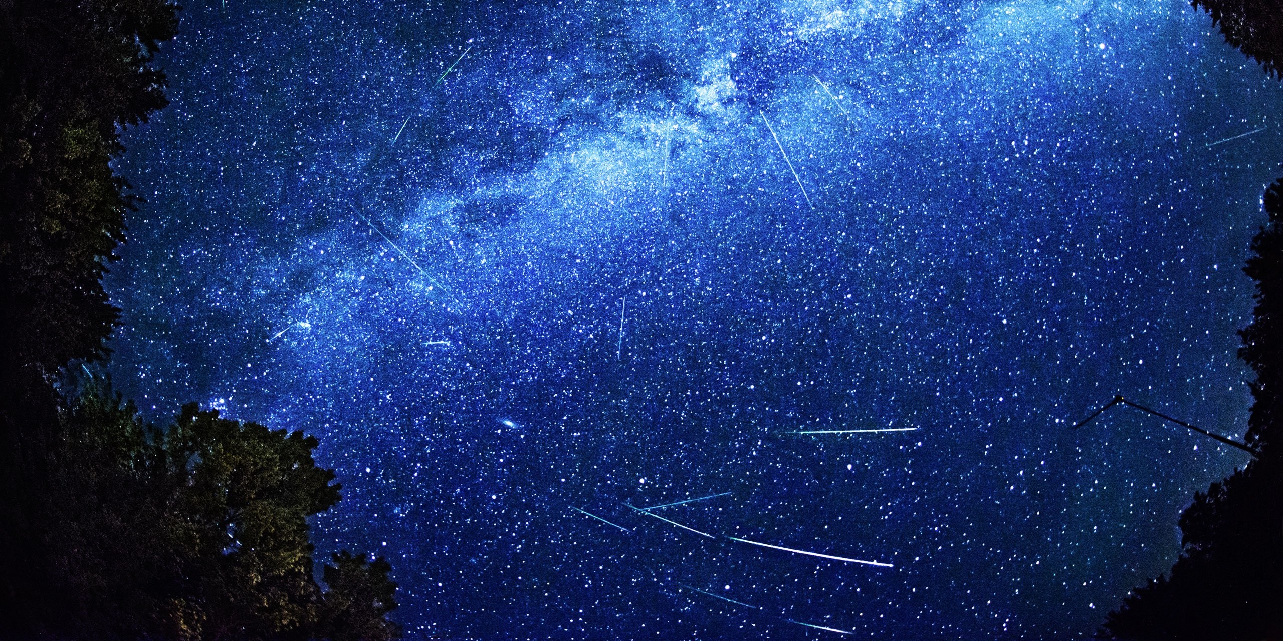 Звездопад краткое содержание. Звездный дождь метеорный поток. Метеоритный поток Персеиды 2023. Созвездие Персеиды звезды. Дракониды метеорный поток.