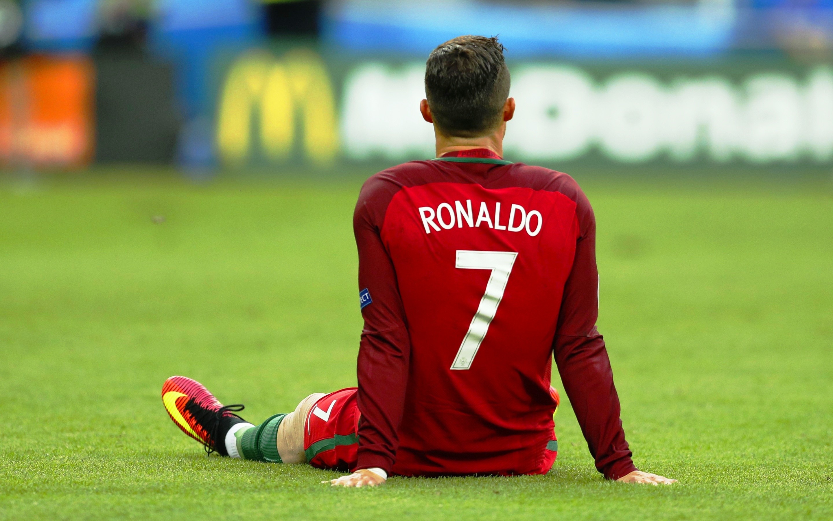 2880x1800 Cristiano Ronaldo Sitting Euro 2016