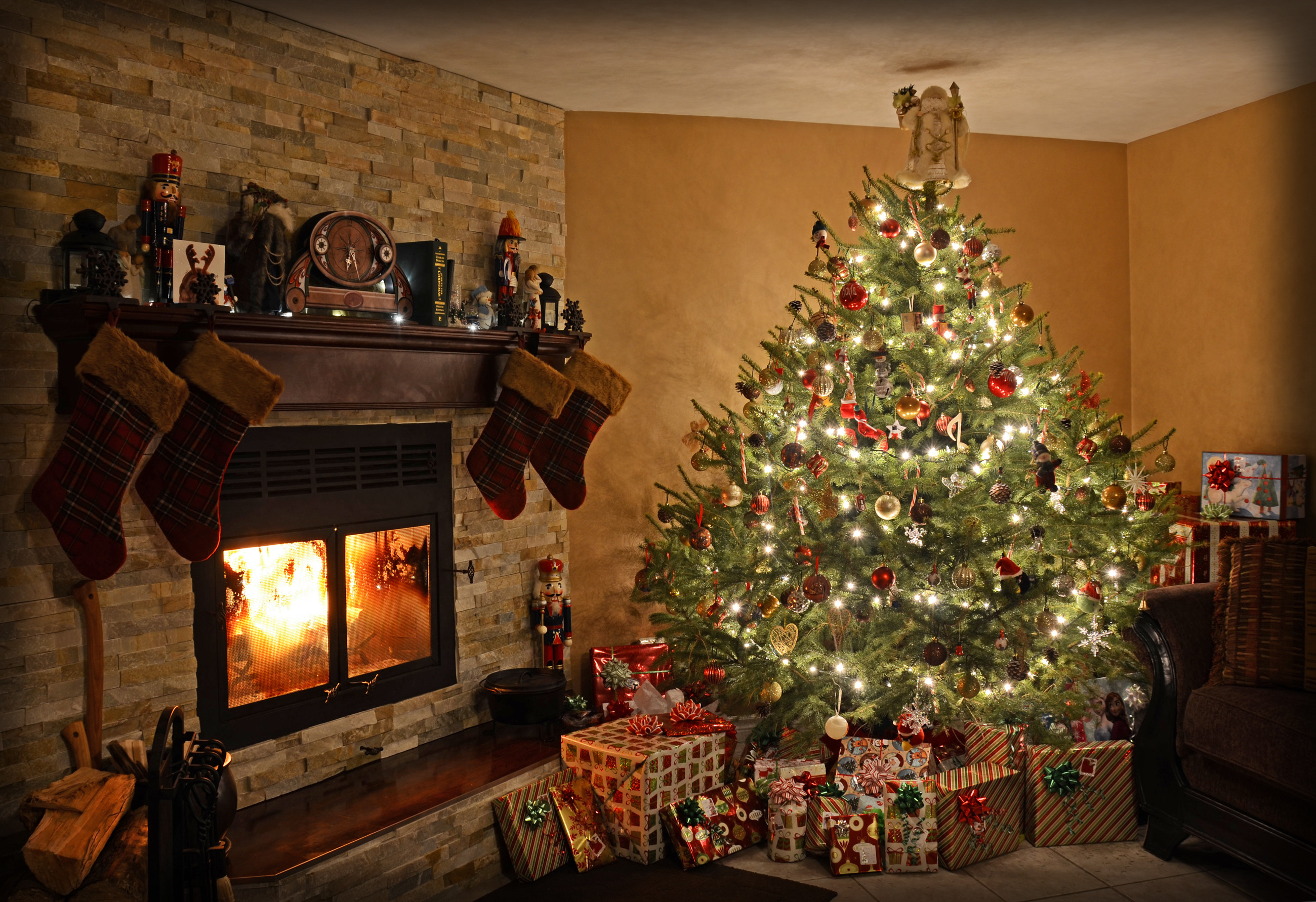 2600x1783 Holiday - Christmas Christmas Lights Christmas Ornaments Christmas Tree  Gift Fireplace Wallpaper