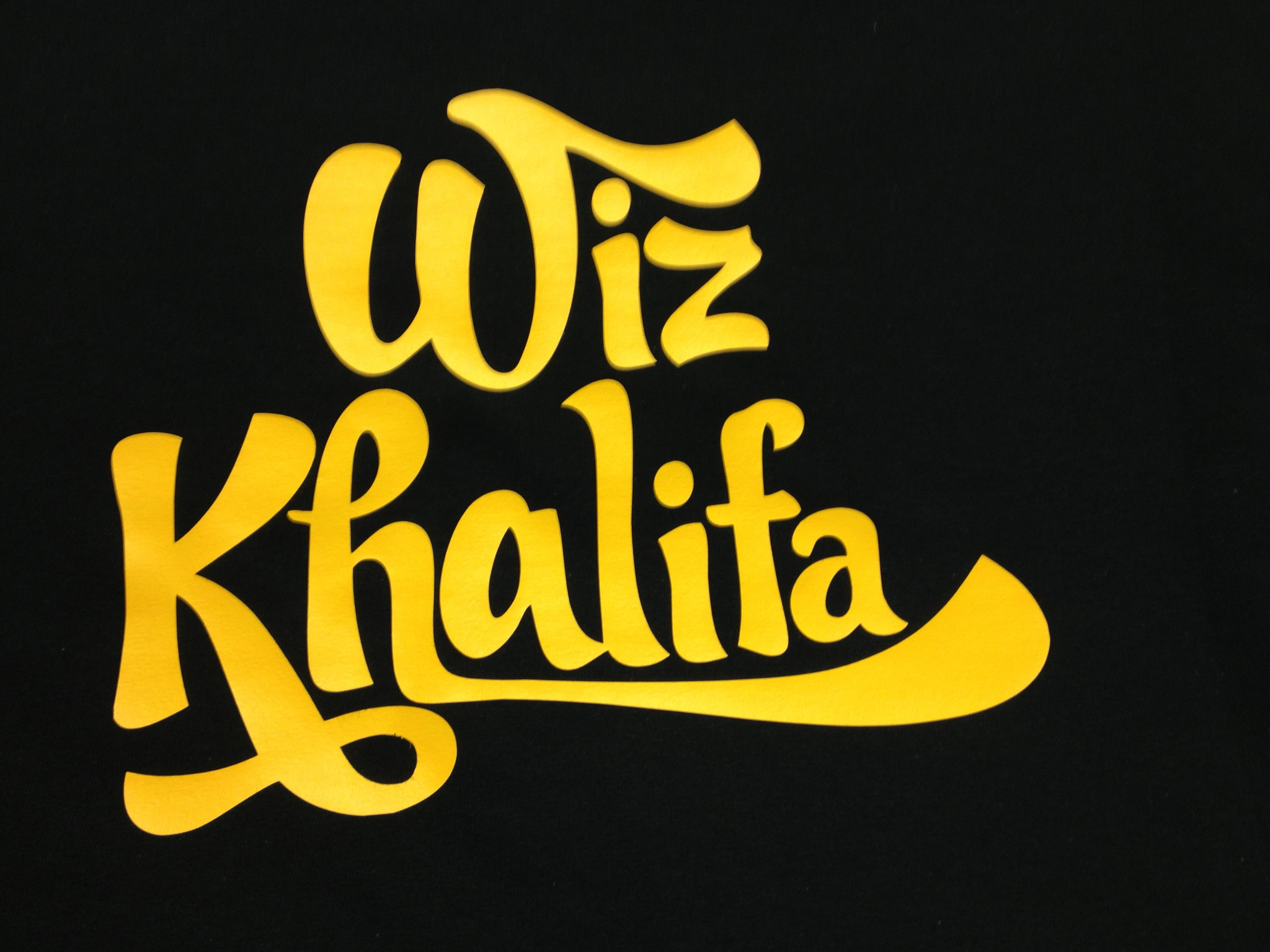 Блэк энд еллоу. Wiz khalifa Black and Yellow. Wiz khalifa логотип. Виз Калифа Блэк энд Еллоу. Надпись на желтом фоне.