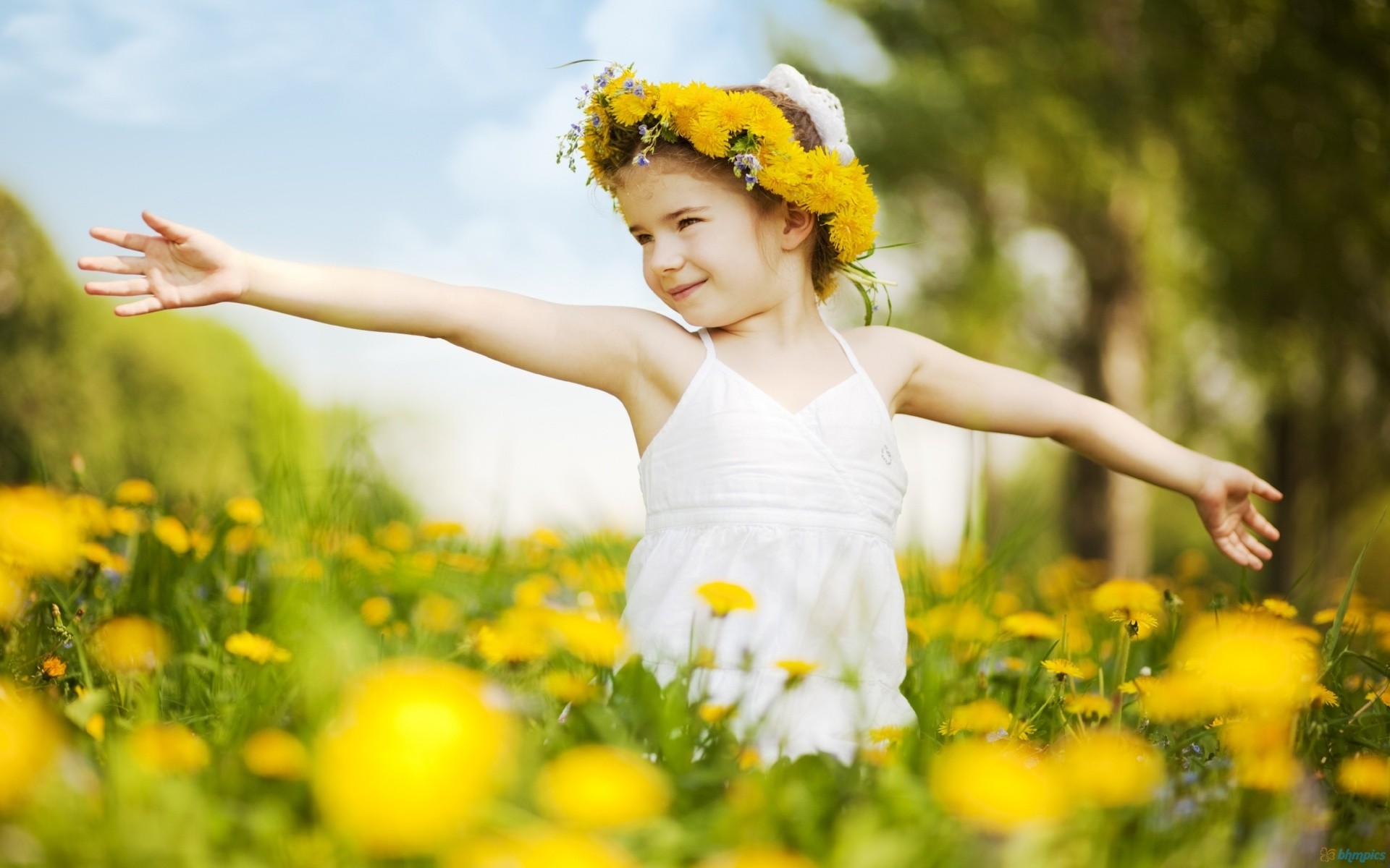 1920x1200 Cute Baby Girl in Flowers Wallpapers HD Pictures