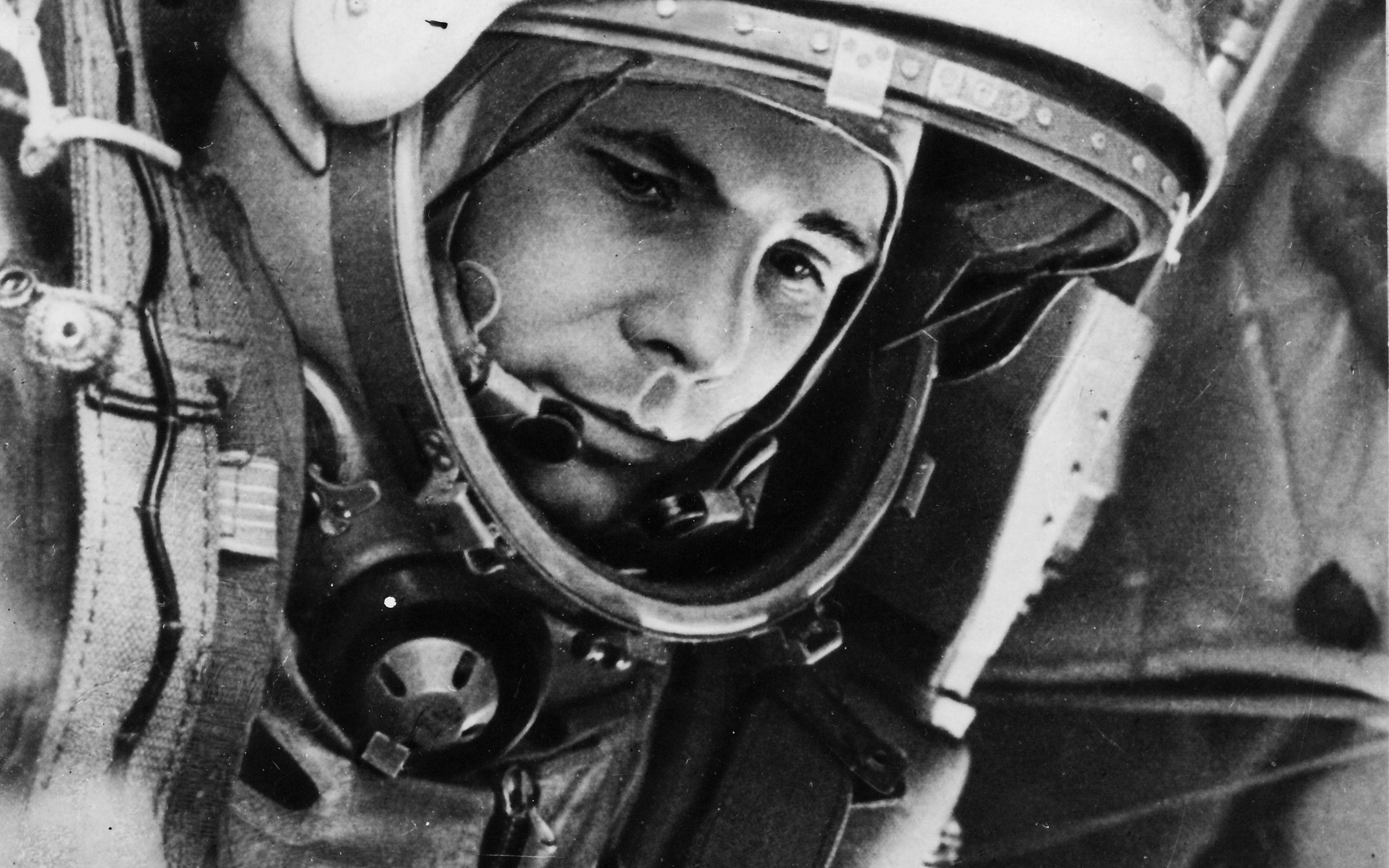 2560x1600 1961- Yuri Gagarin is the first human in space.