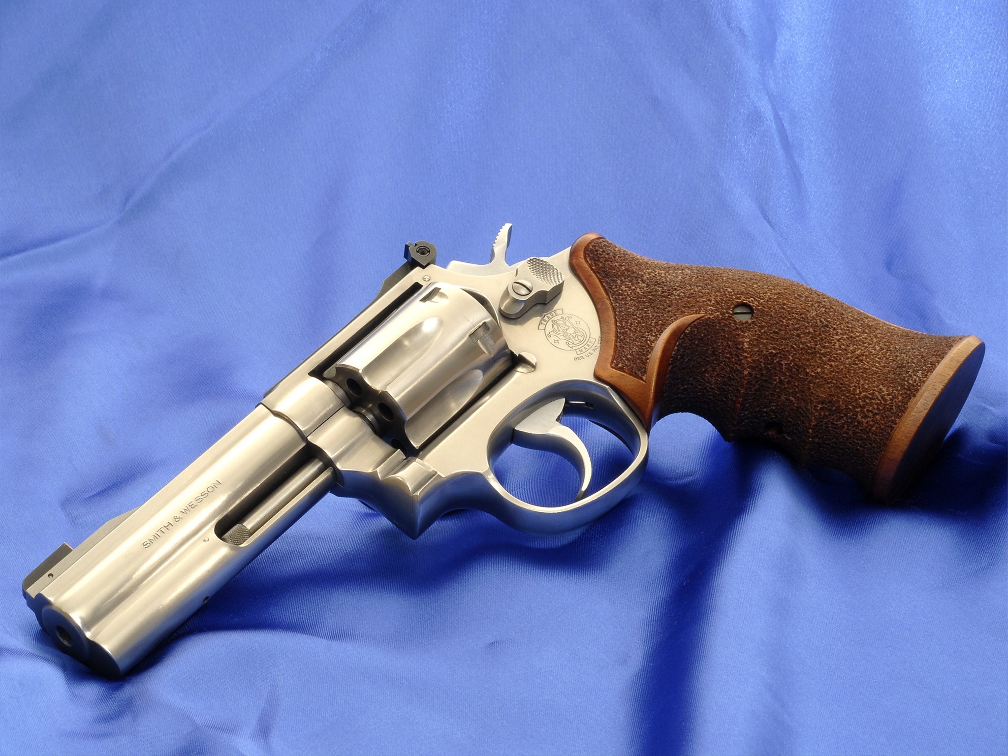 2048x1536  desktop wallpaper for smith and wesson revolver