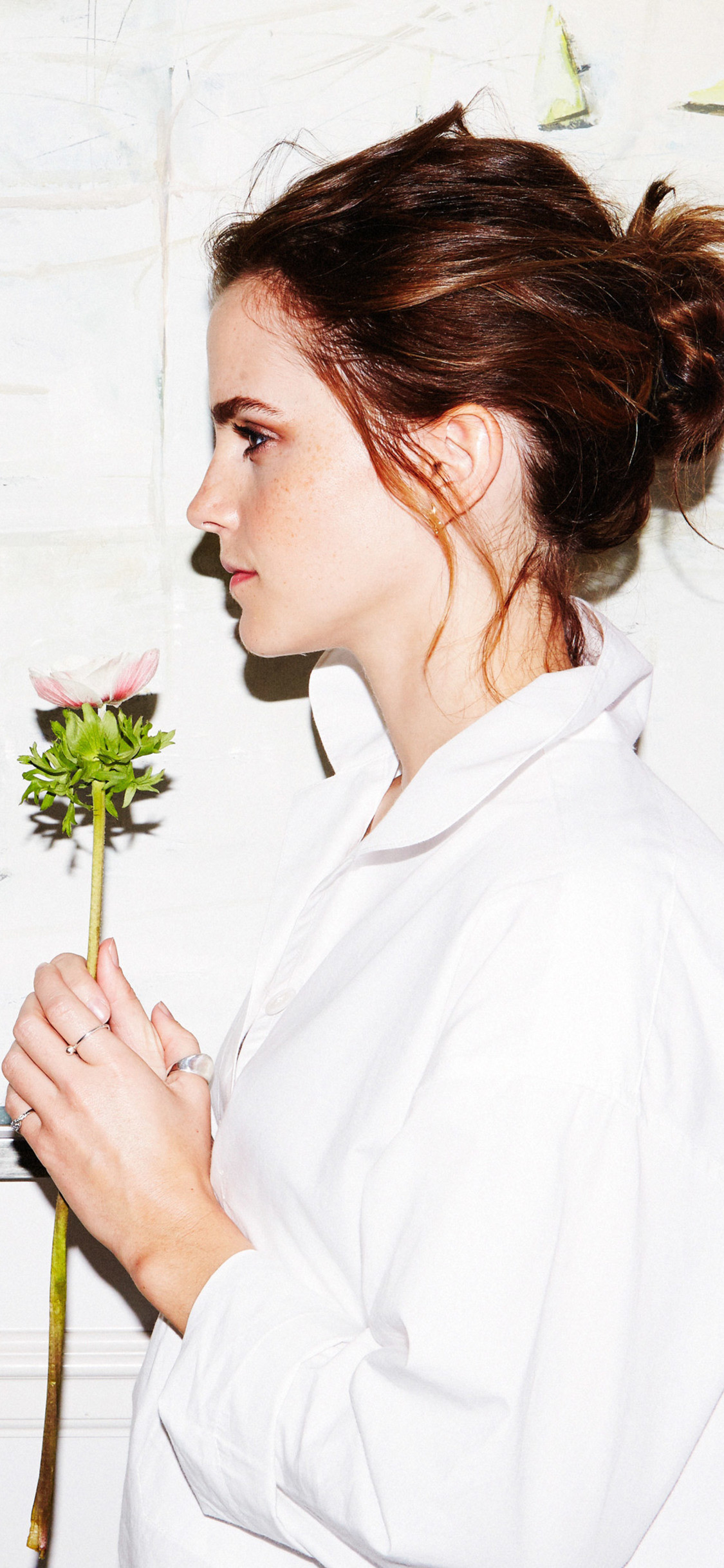 1125x2436 Emma Watson Holding Flower (Iphone XS,Iphone 10,Iphone X)