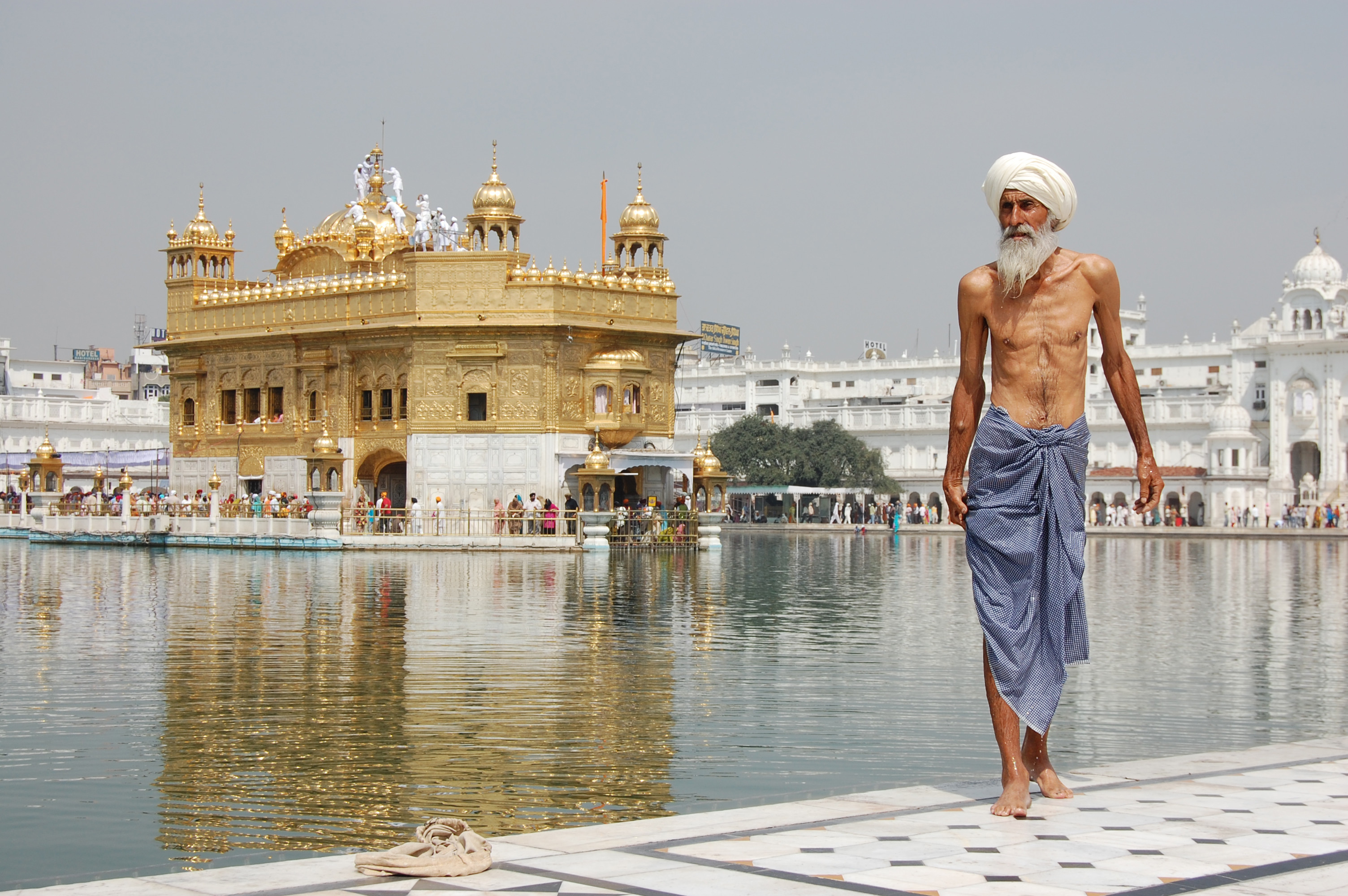 3008x2000 File:Sikh pilgrim at the Golden Temple (Harmandir Sahib) in Amritsar, India