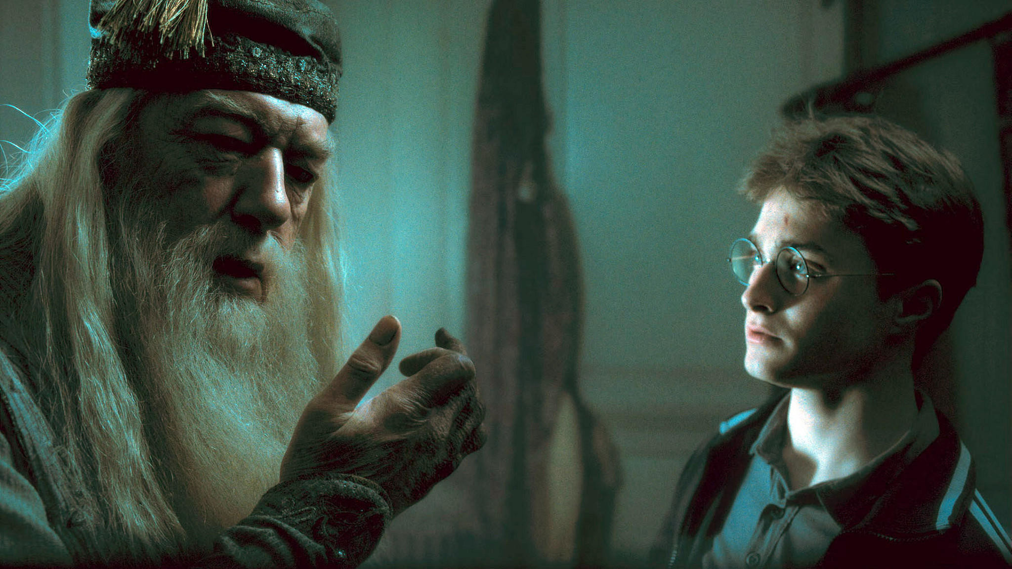 2048x1152 Michael Gambon, left, as Albus Dumbledore and Daniel Radcliffe as Harry  Potter in "