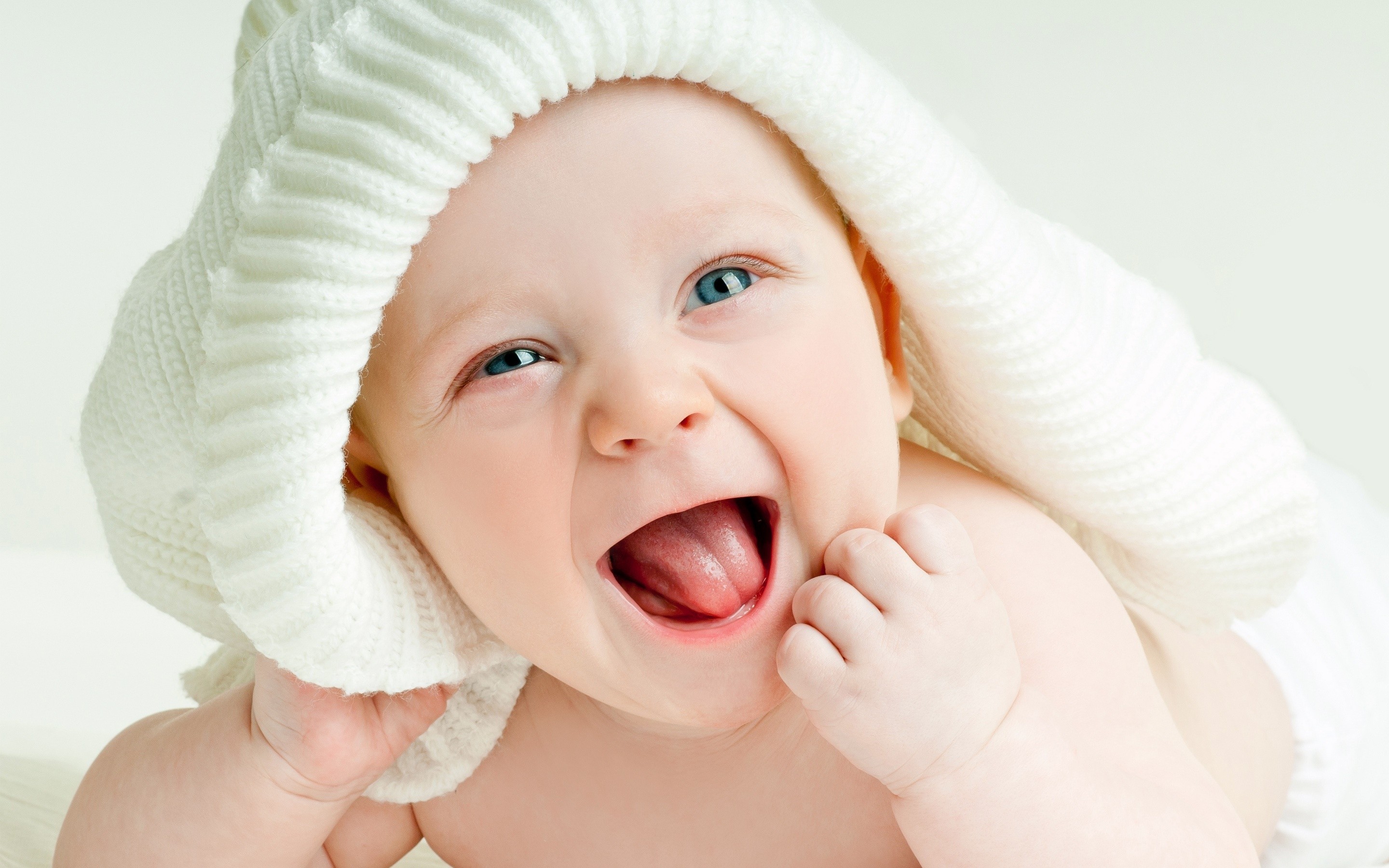 2880x1800 Cute Baby Boy White Desktop Background Wallpapers