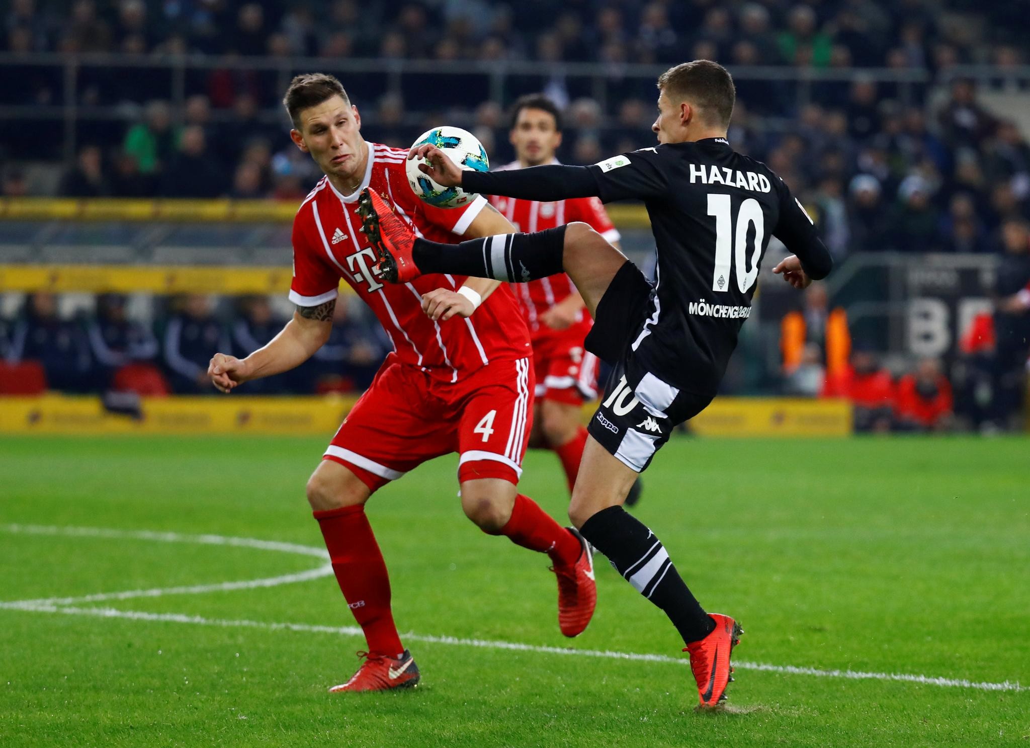 2048x1487 Auf dem Weg zum 1:0. Gladbachs Thorgan Hazard holte gegen Bayerns Niklas  SÃ¼le