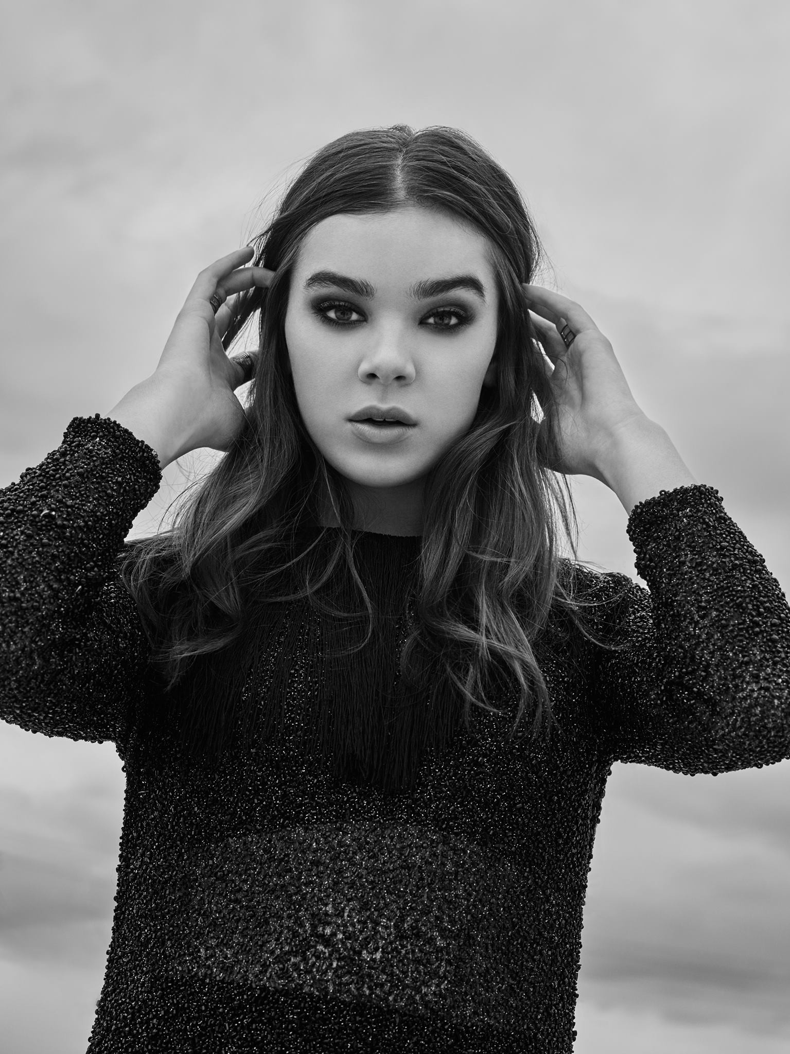 1535x2048 Hailee Steinfeld Black And White Wallpapers Full Hd
