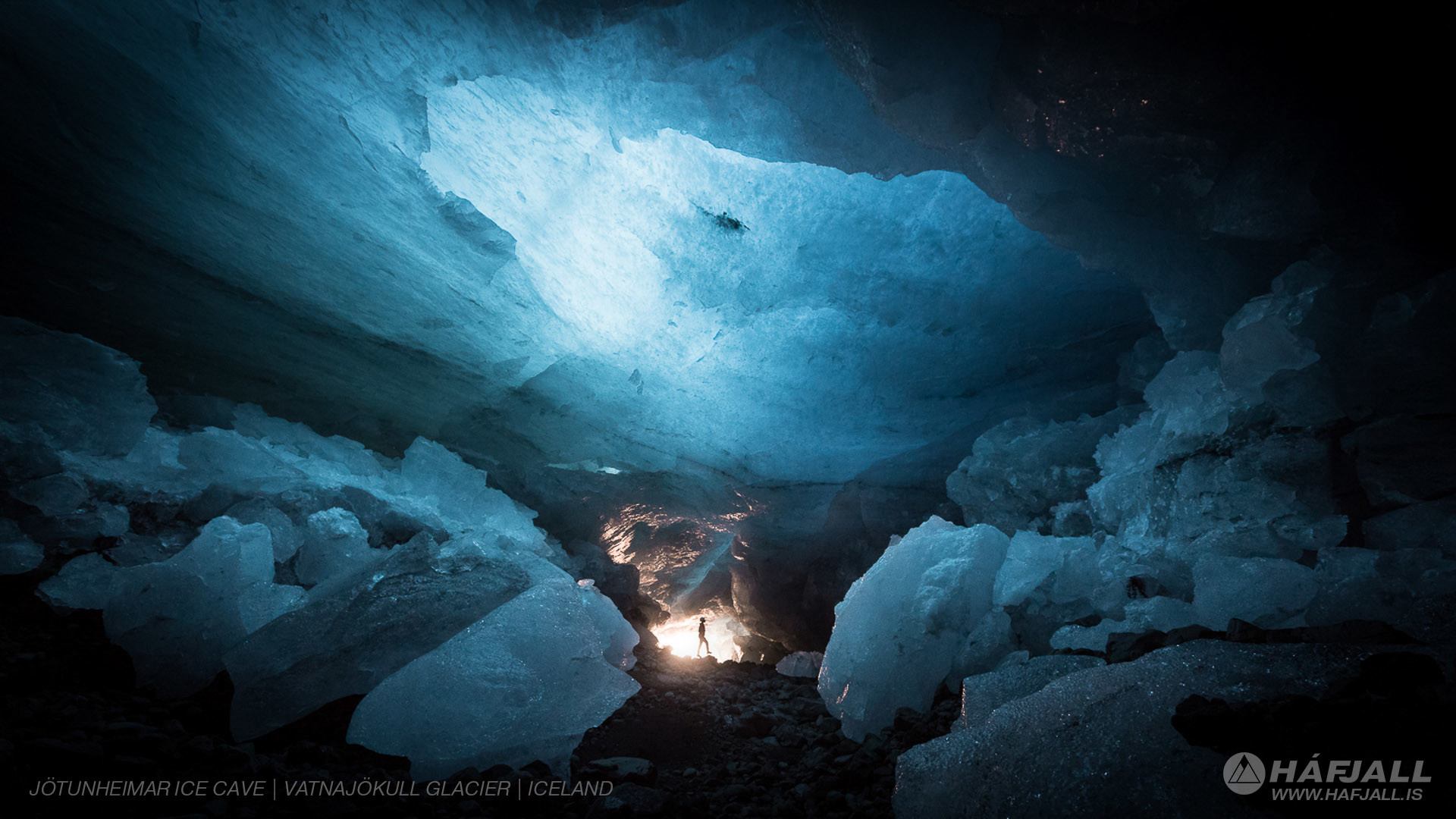 1920x1080 JÃ¶tunheimar Ice Cave, VatnajÃ¶kull Glacier, Iceland [OC] []  (i.imgur.com)