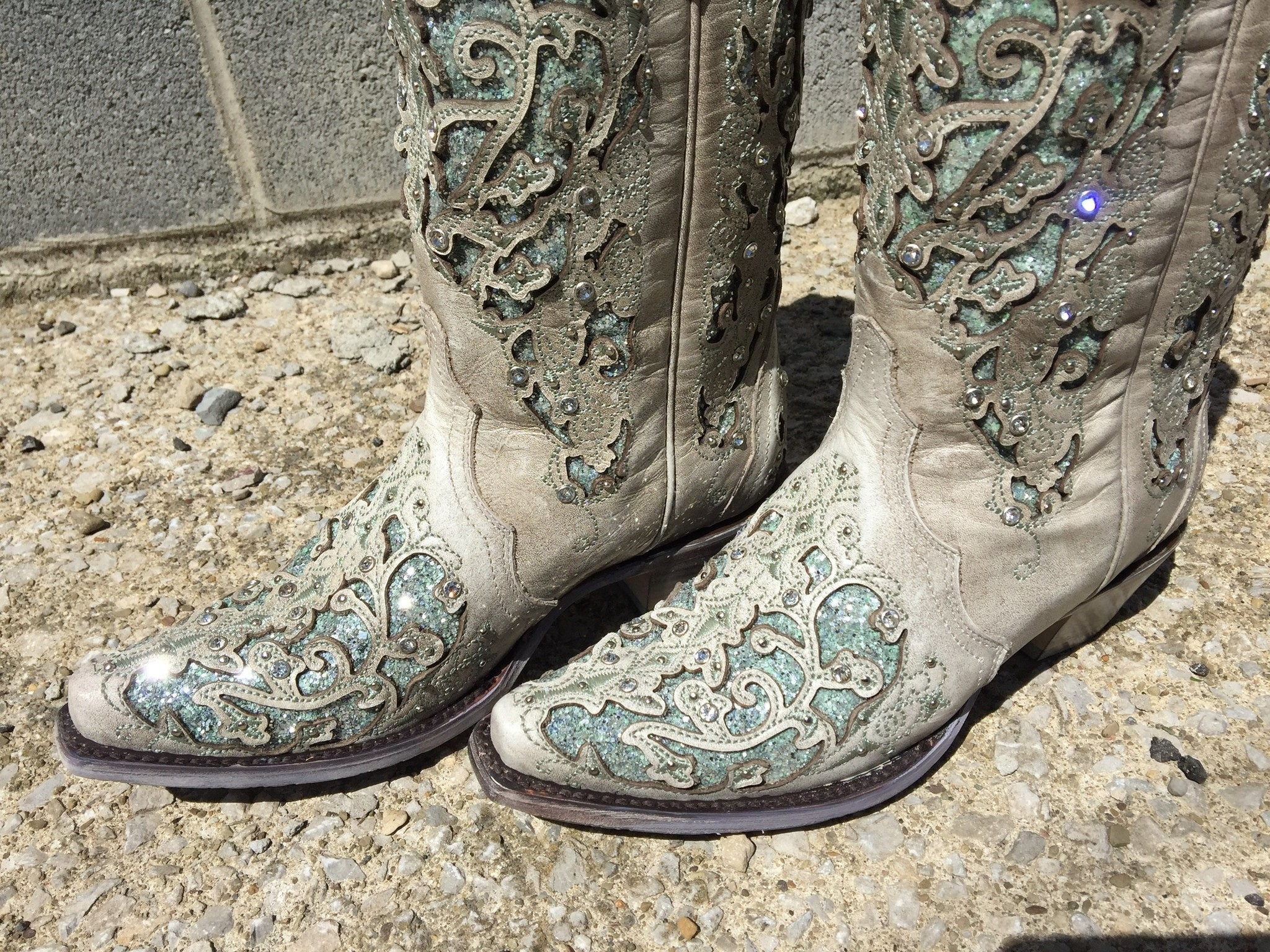 2048x1536 Corral Ladies White w/Teal Glitter Inlay & Crystals Snip Toe Boots A3321