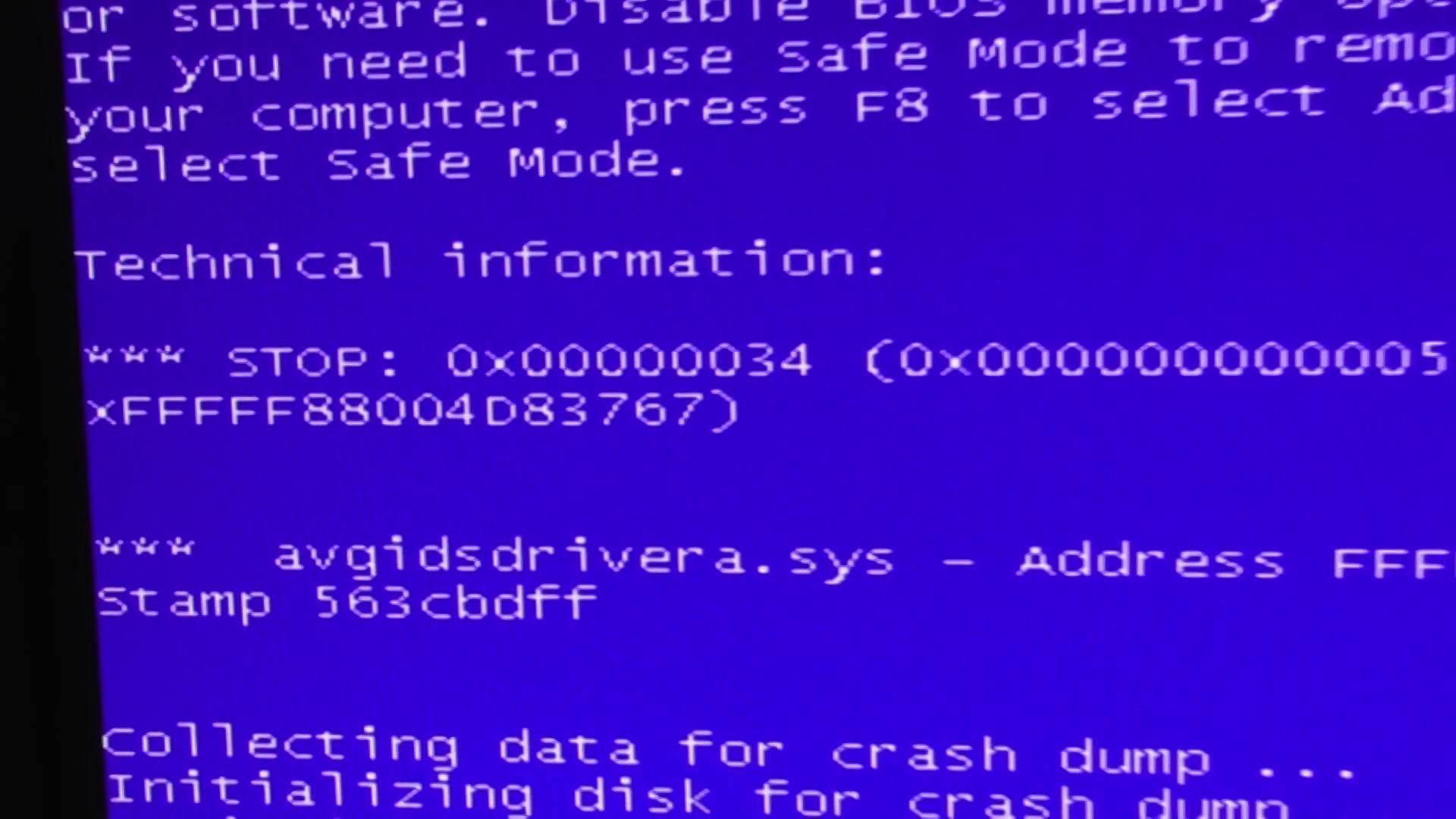 Синей экран xp. Синий экран смерти. Синий экран Windows 7. Экран смерти Windows 7. Синий экран смерти виндовс.