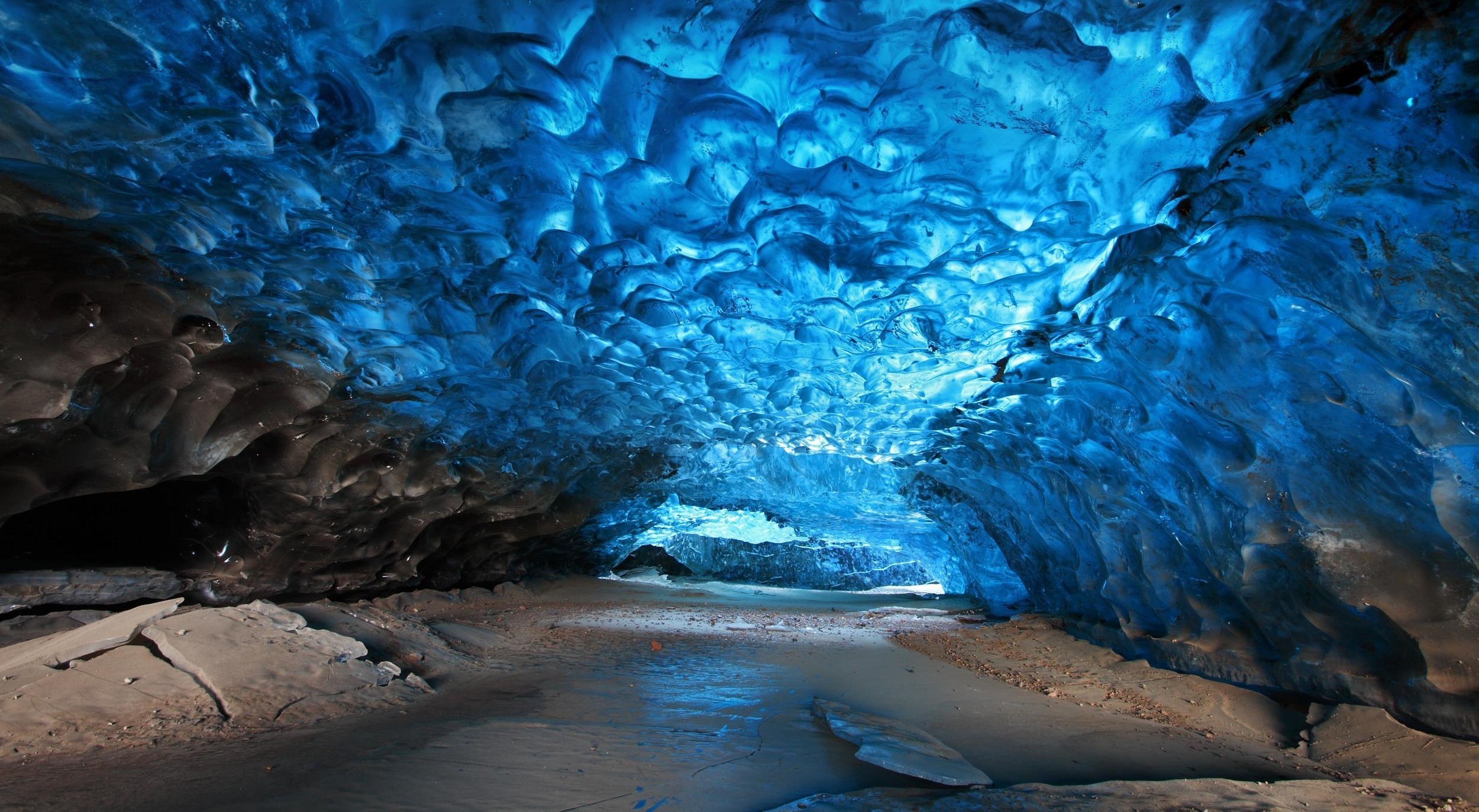 2500x1373 Iceland skaftafell blue brown caves wallpaper