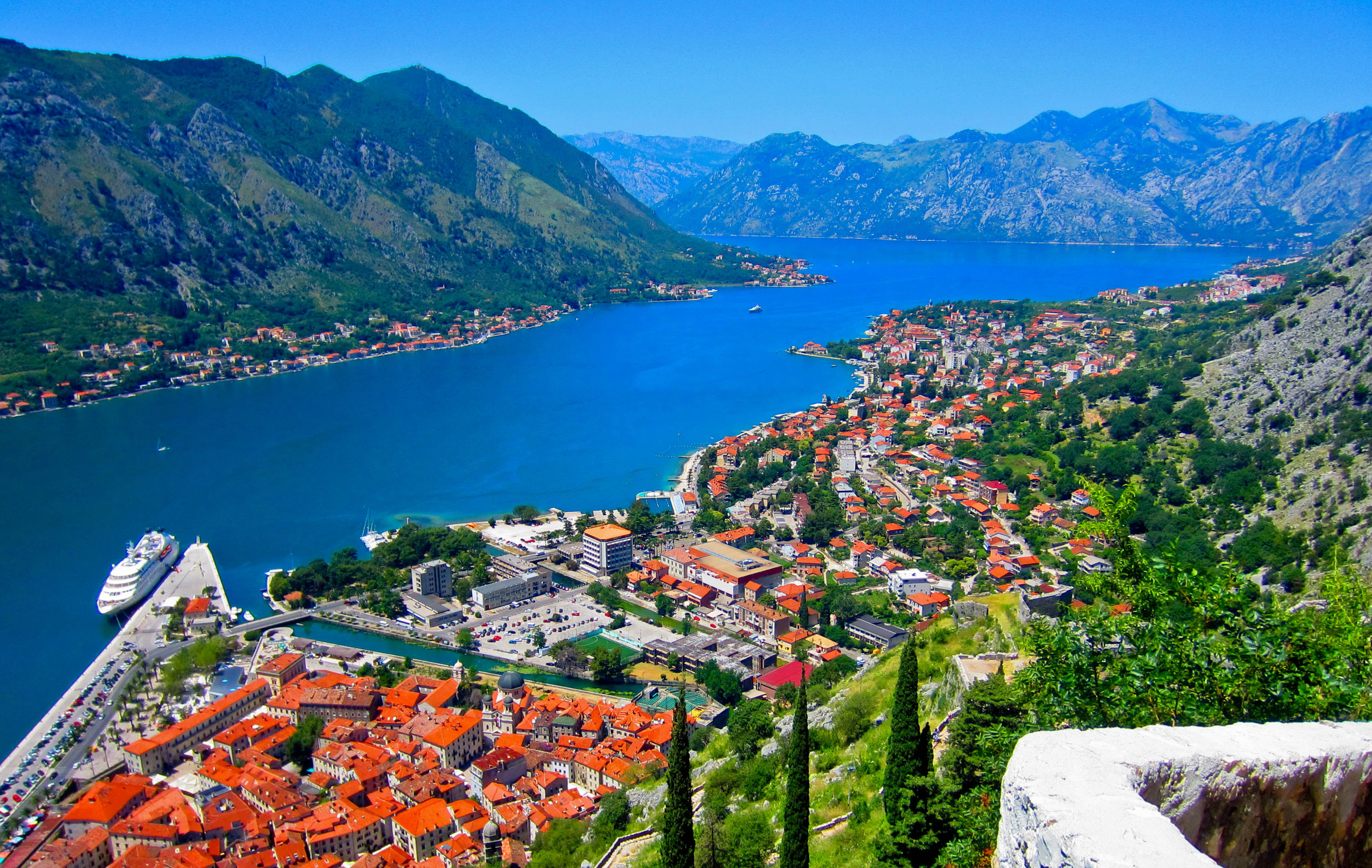 2528x1600 Town of Kotor in Montenegro