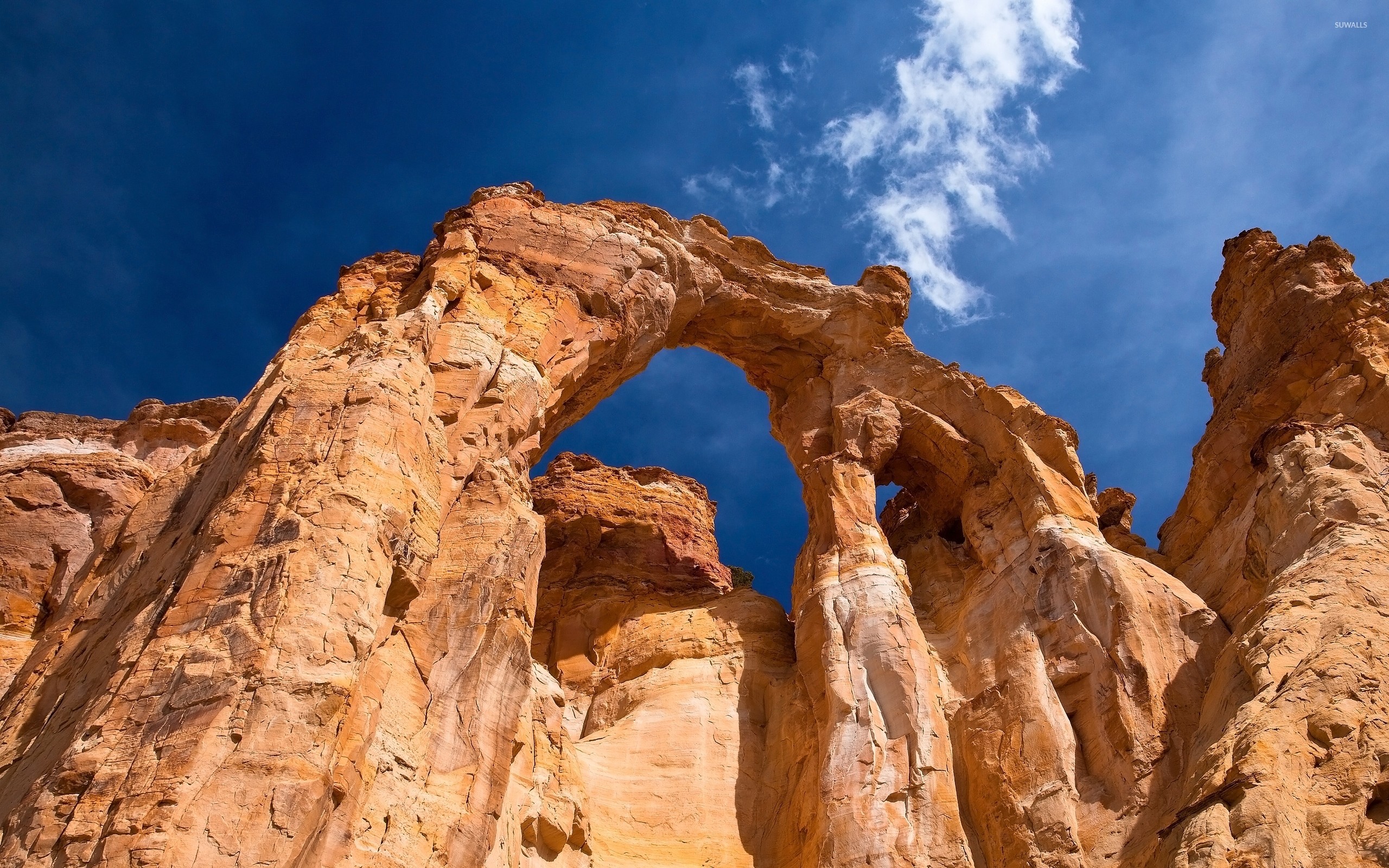 2560x1600 Rusty rocky arch in Arches National Park wallpaper