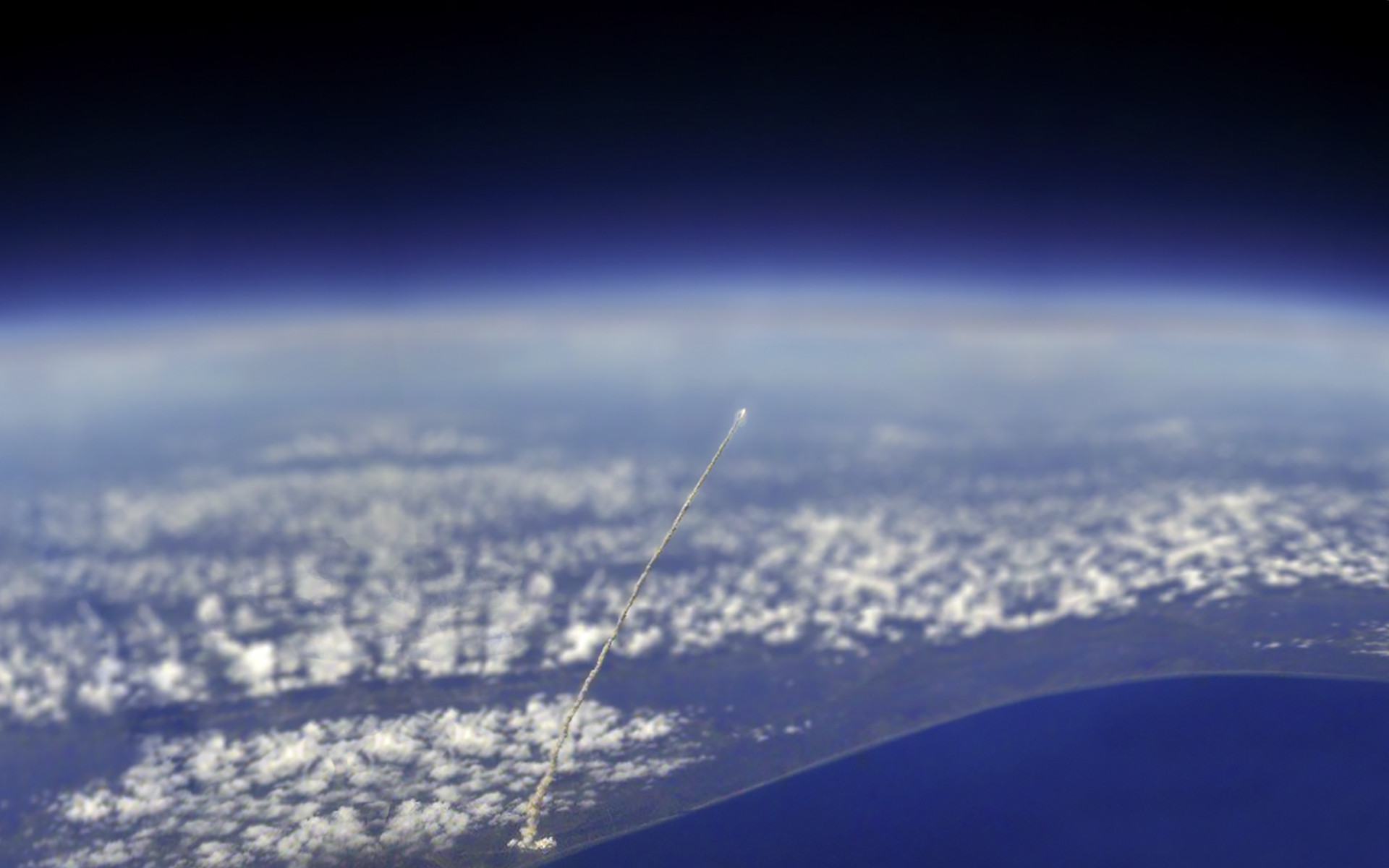 1920x1200 Launch photographed from space [] ...