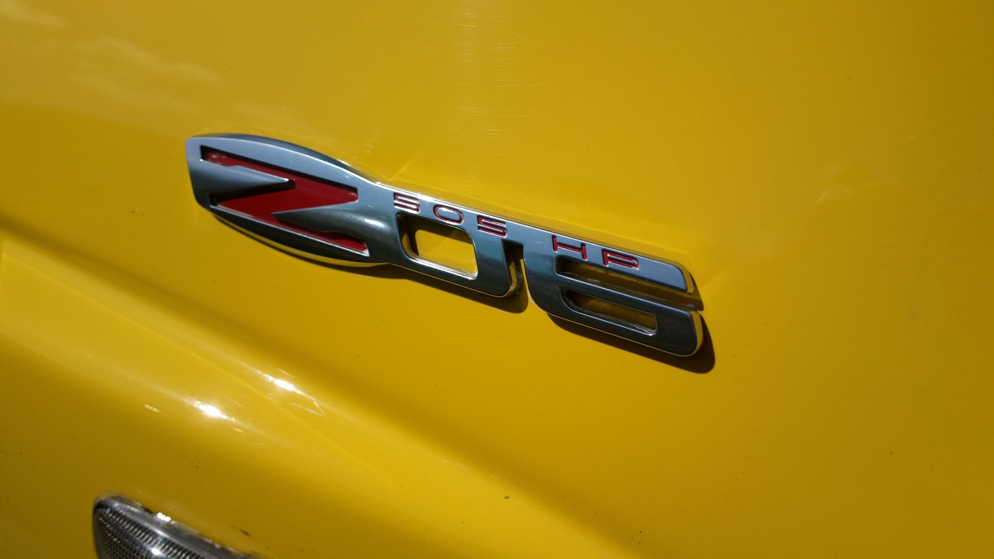 2048x1152 Chevrolet Corvette C6 Z06 logo HD 1080p wallpaper  .