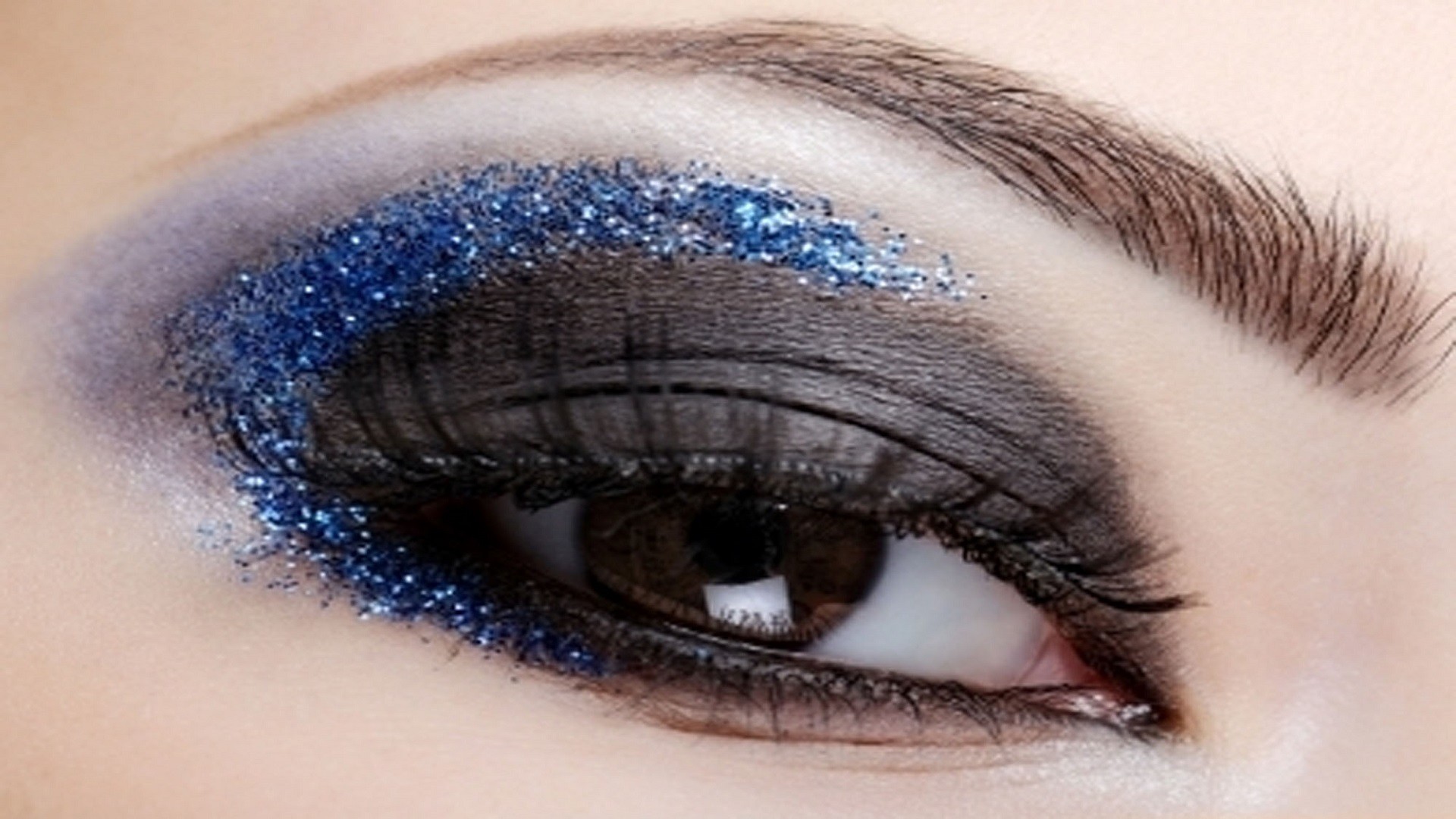 1920x1080 Bright Eye Makeup Of Blue Glitter Look Free
