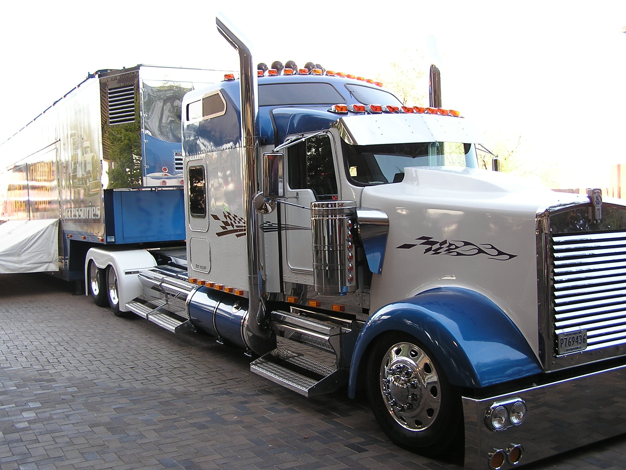 2048x1536 Mid America Truck Show (Low Kenworth W9)