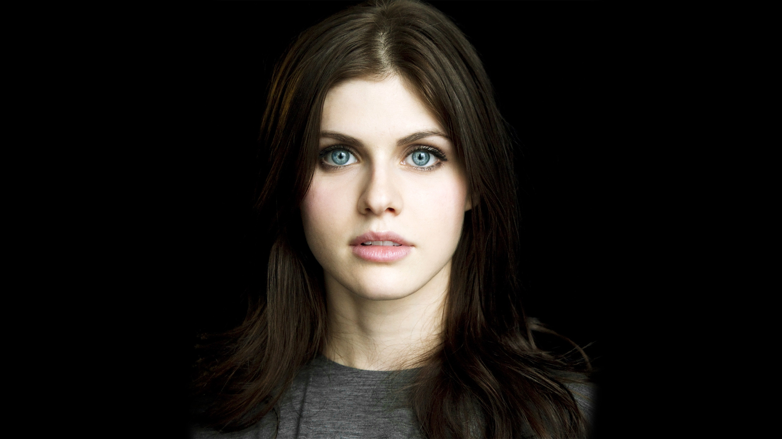 2560x1440 Alexandra Daddario Pretty Cool Hollywood Actress Background HD Wallpapers