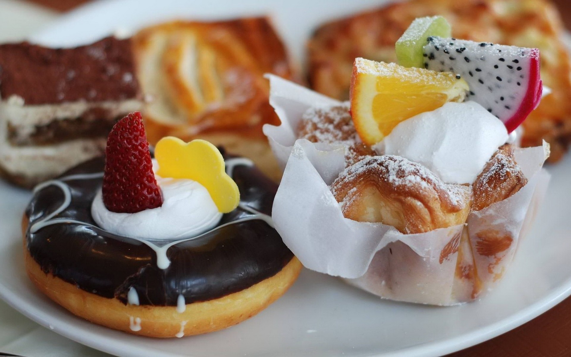 1920x1200 Wallpaper Pastries, Donuts, Fruit, Strawberry, Orange, Powdered sugar HD,  Picture, Image