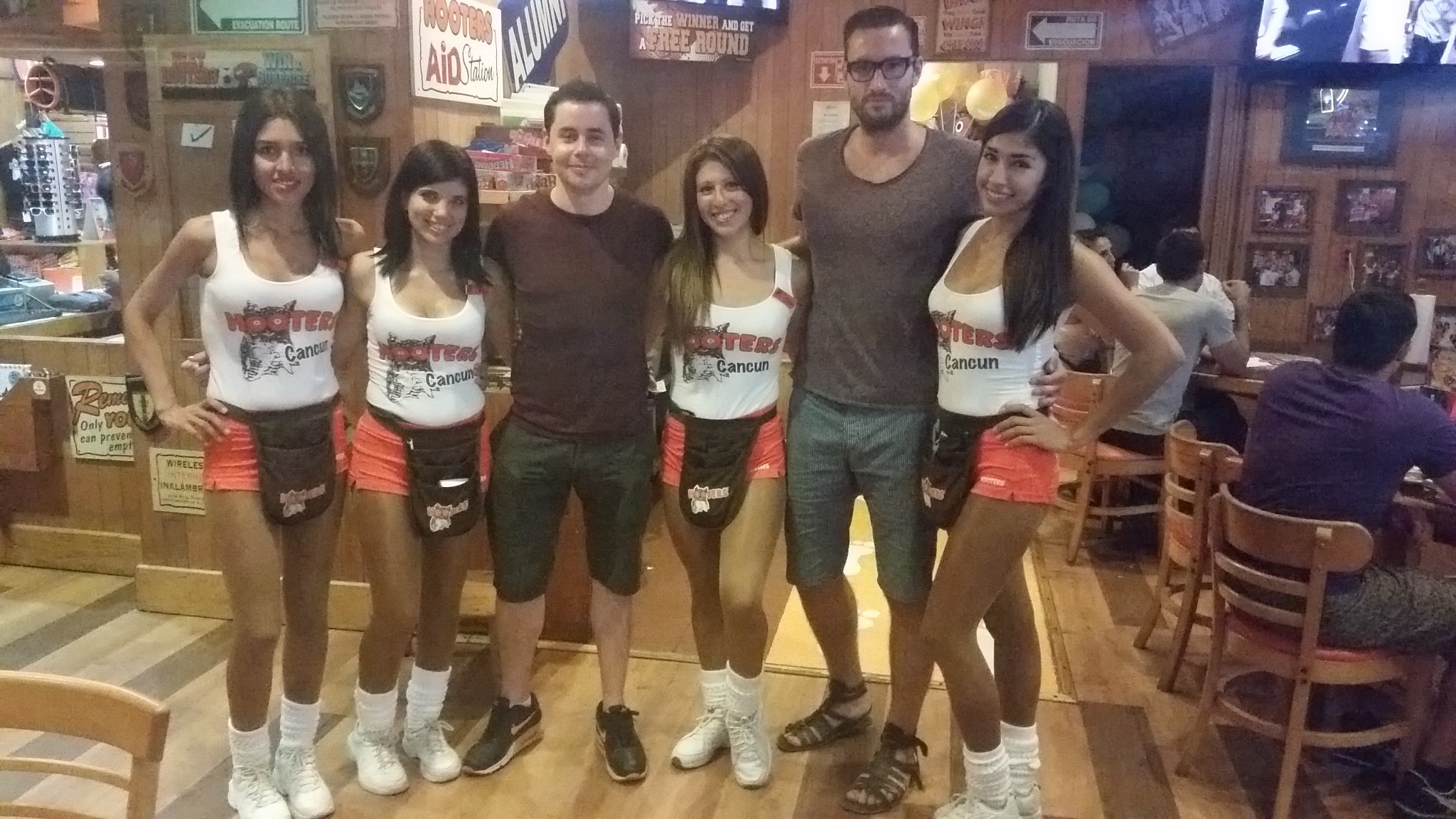 2048x1152 Hooters Cancun