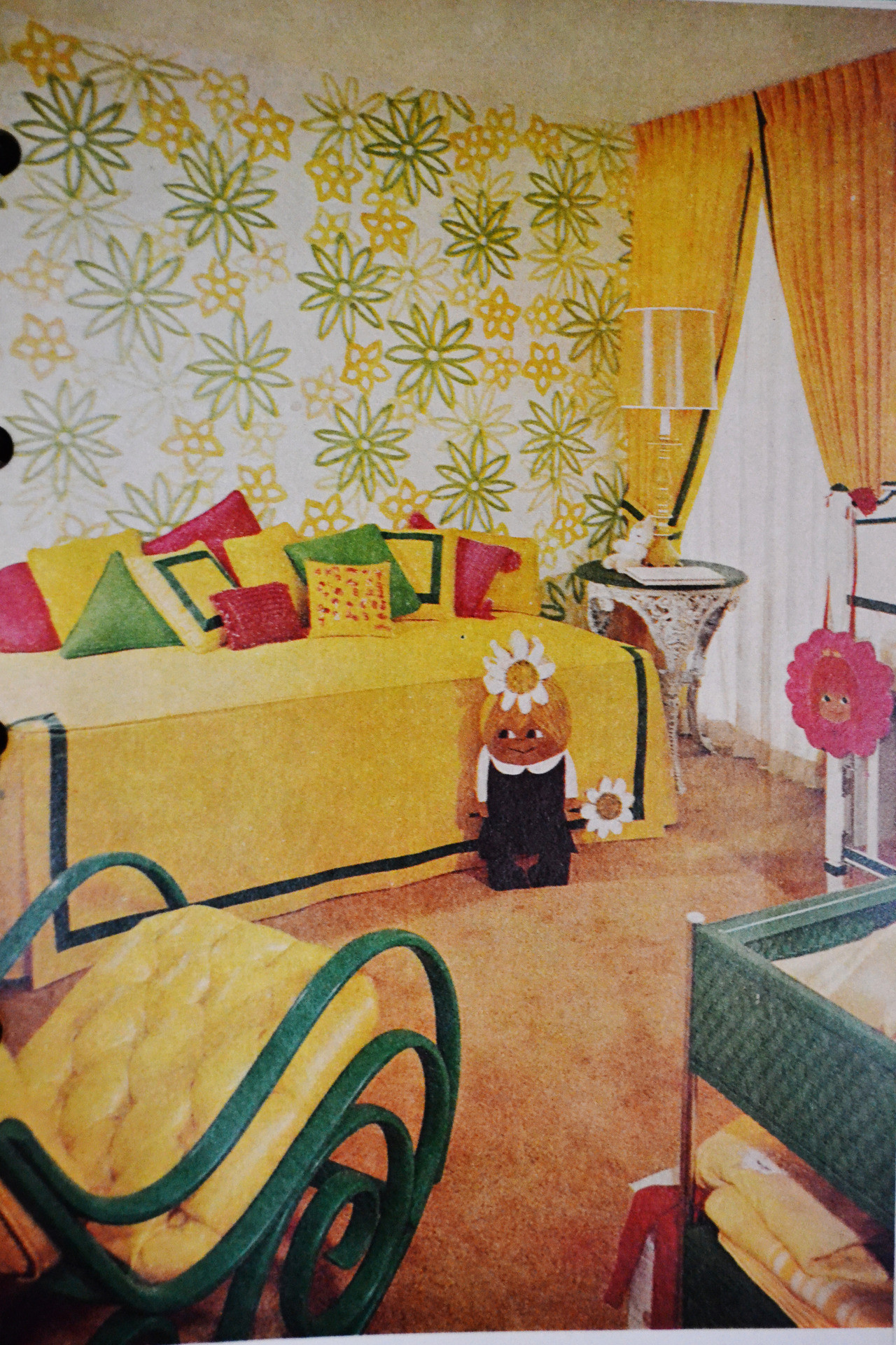 1280x1920 Late 60's little girl/baby room! Love that wallpaper!