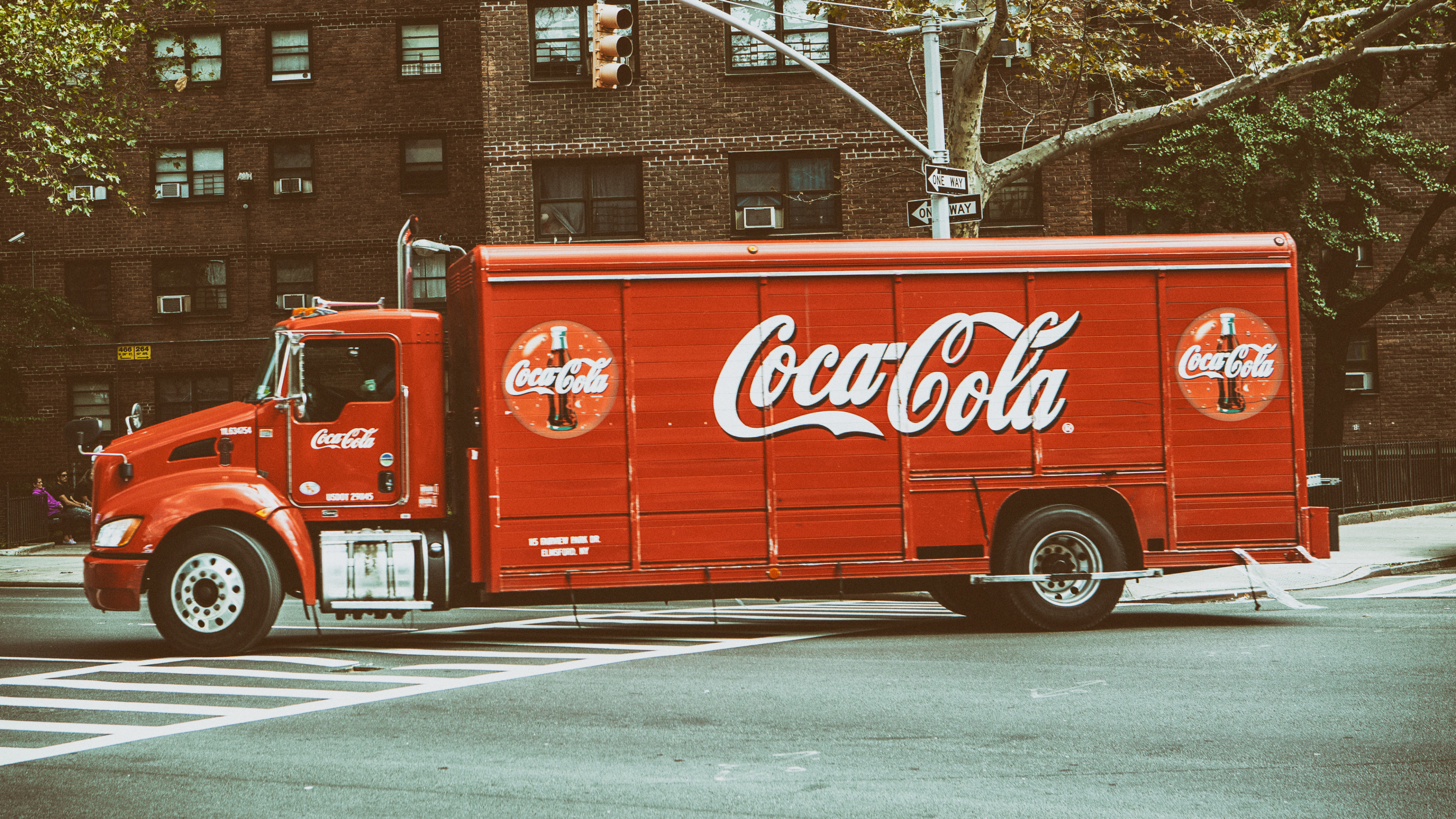 3840x2160  Wallpaper coca-cola, truck, city