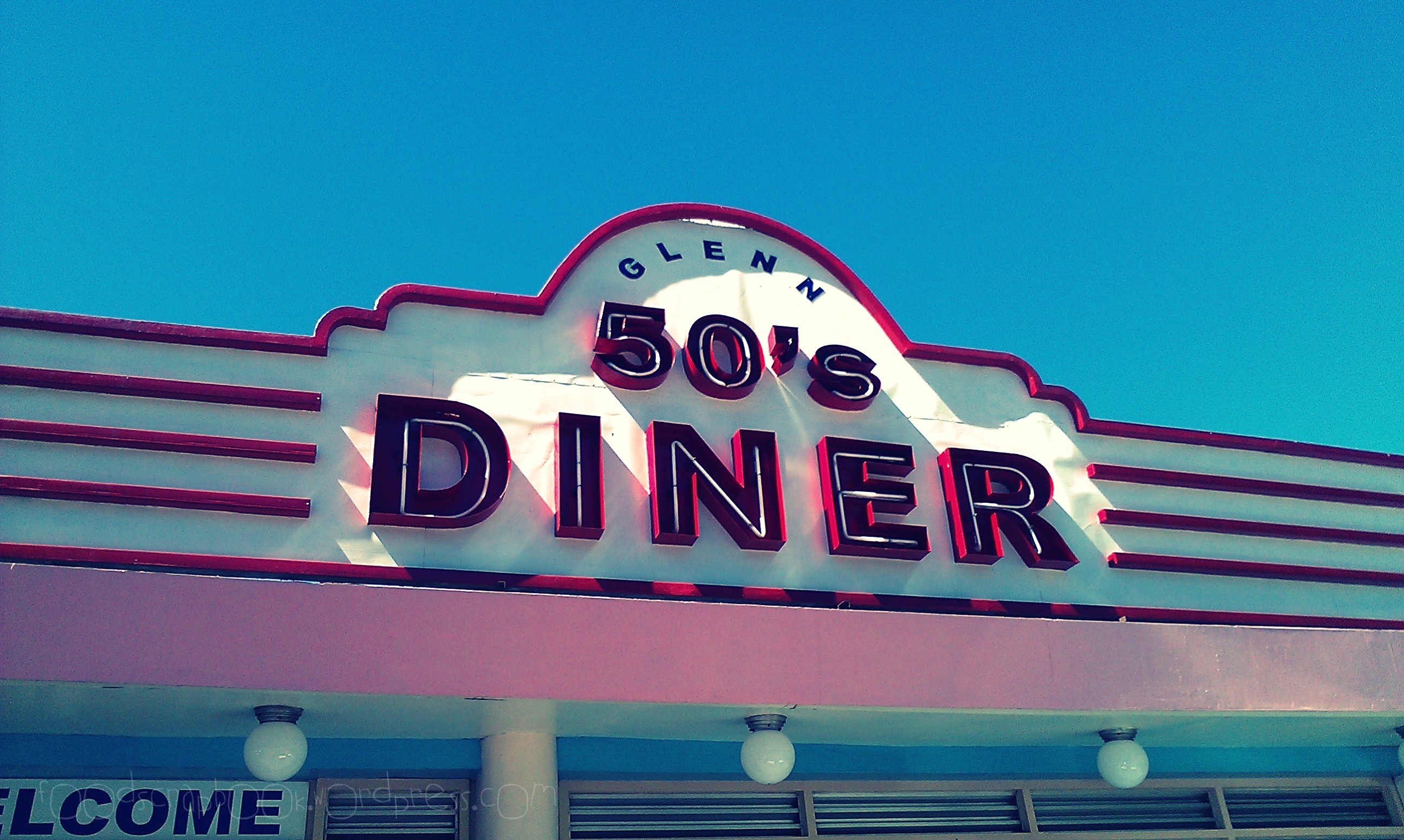 Diner's. Diner 50s Exterior. 50 Diner Wallpaper. 50s. 80s American Diner outside.