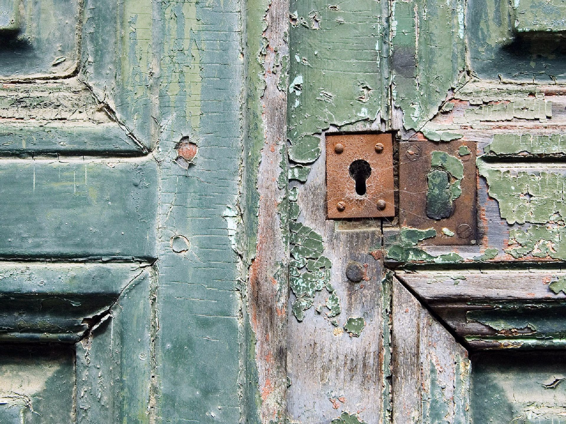 1920x1440 Peeling paint, desktop wallpaper, lock, old doors, photography