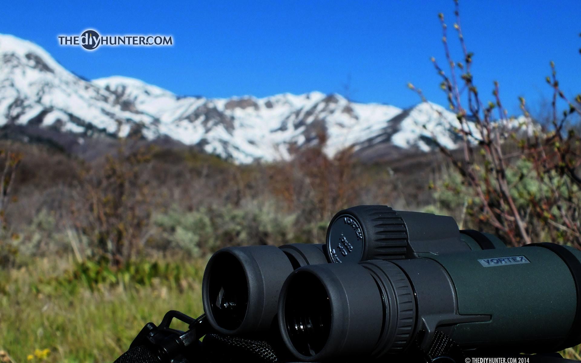 1920x1200 Vortex Razor HD binoculars with mountain ...