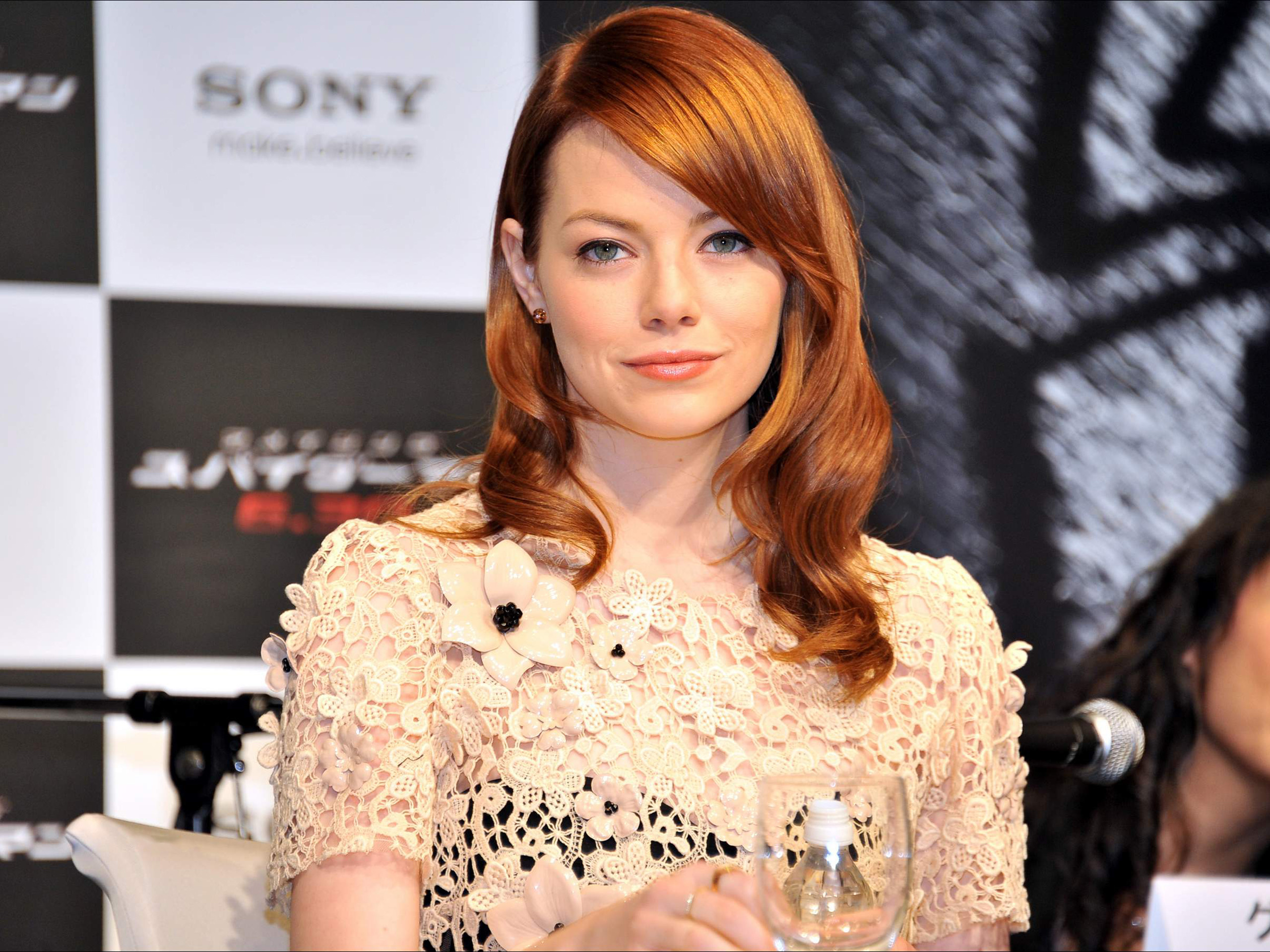 2560x1920 Emma Stone in Zombieland Wallpapers HD Wallpapers