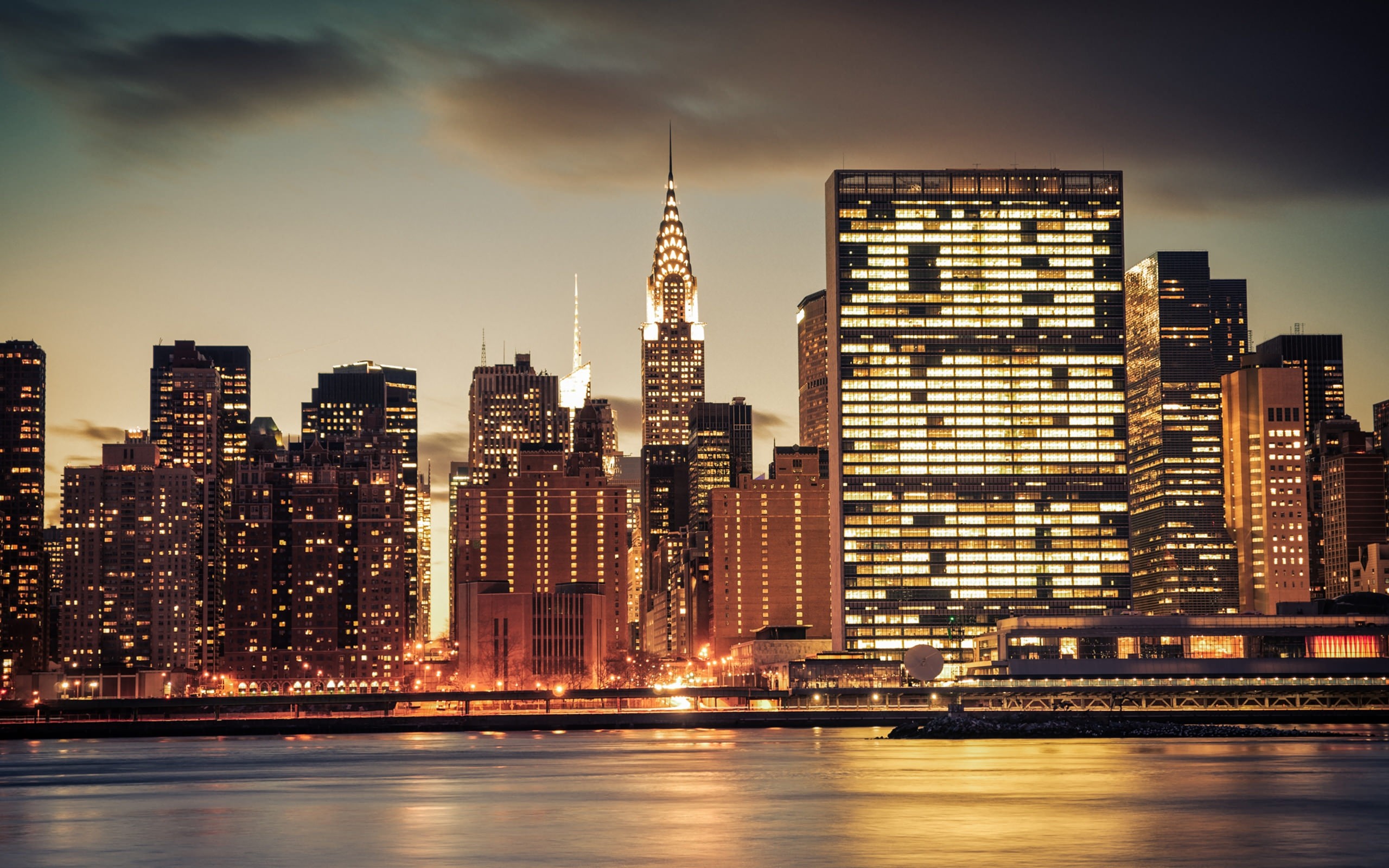 2560x1600 Chrysler Building, city, New York, lights, skyscrapers, river, evening