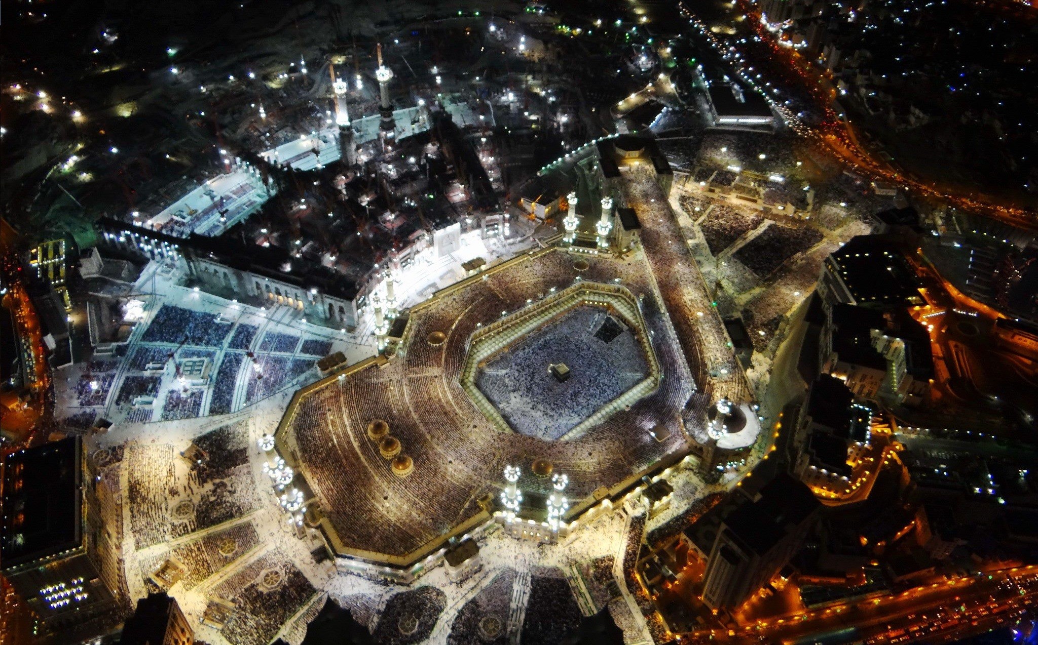 2048x1274 The City That Never Sleeps – Makkah in the Night time