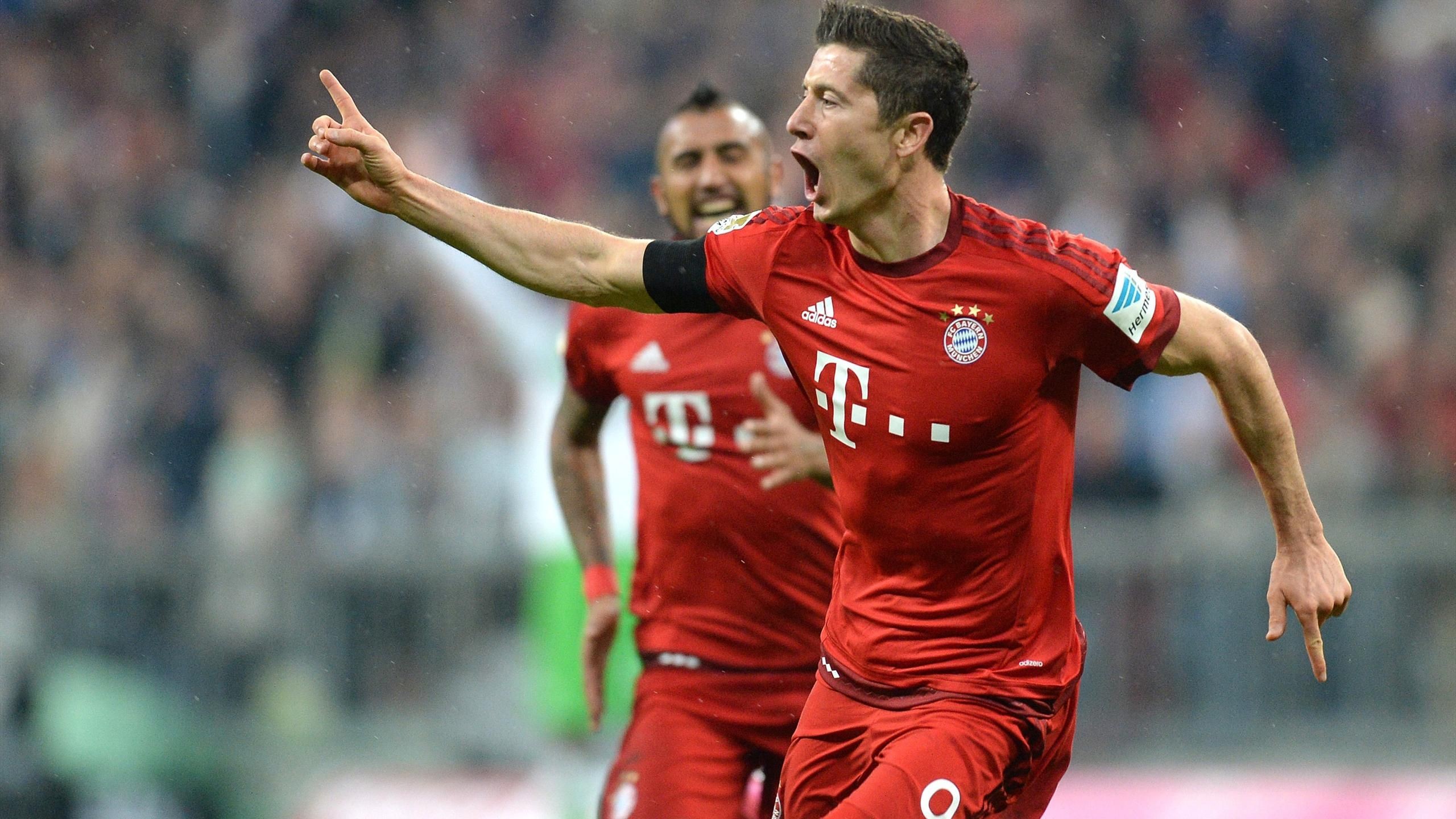 2560x1440 Robert Lewandowski started on the bench, but just six minutes after he came  on at half-time he was ...