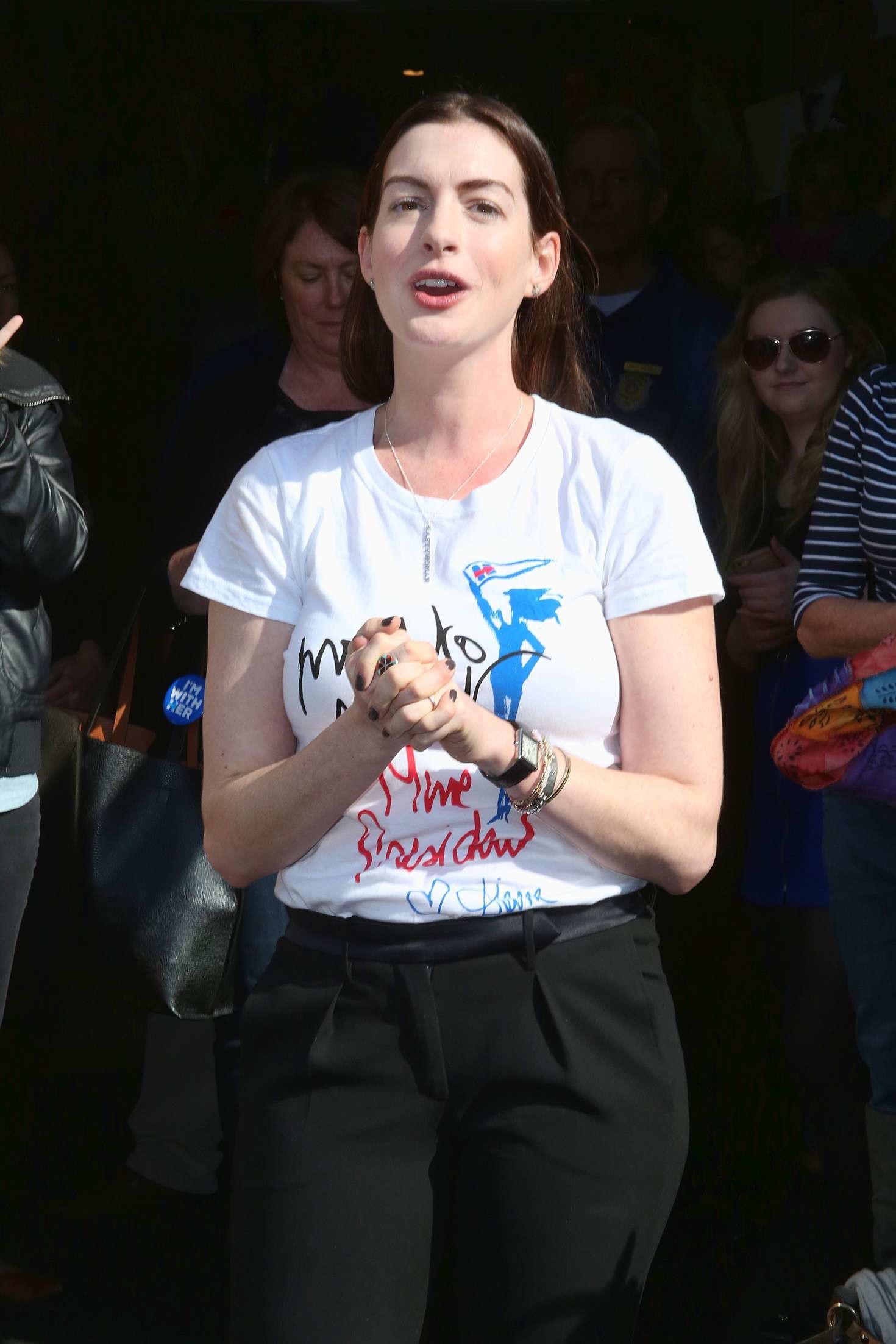 1470x2205 Anne Hathaway at Hillary Clinton Campaigns -17 - Full Size