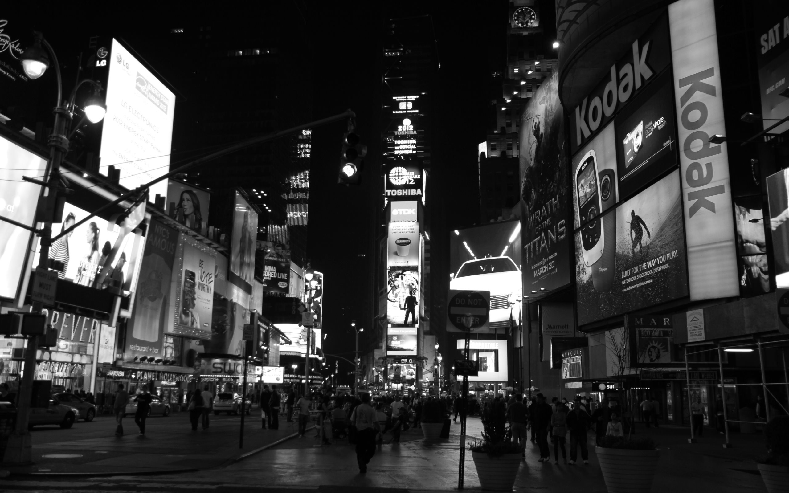 2560x1600 4K HD Wallpaper: Times square at night in black and white