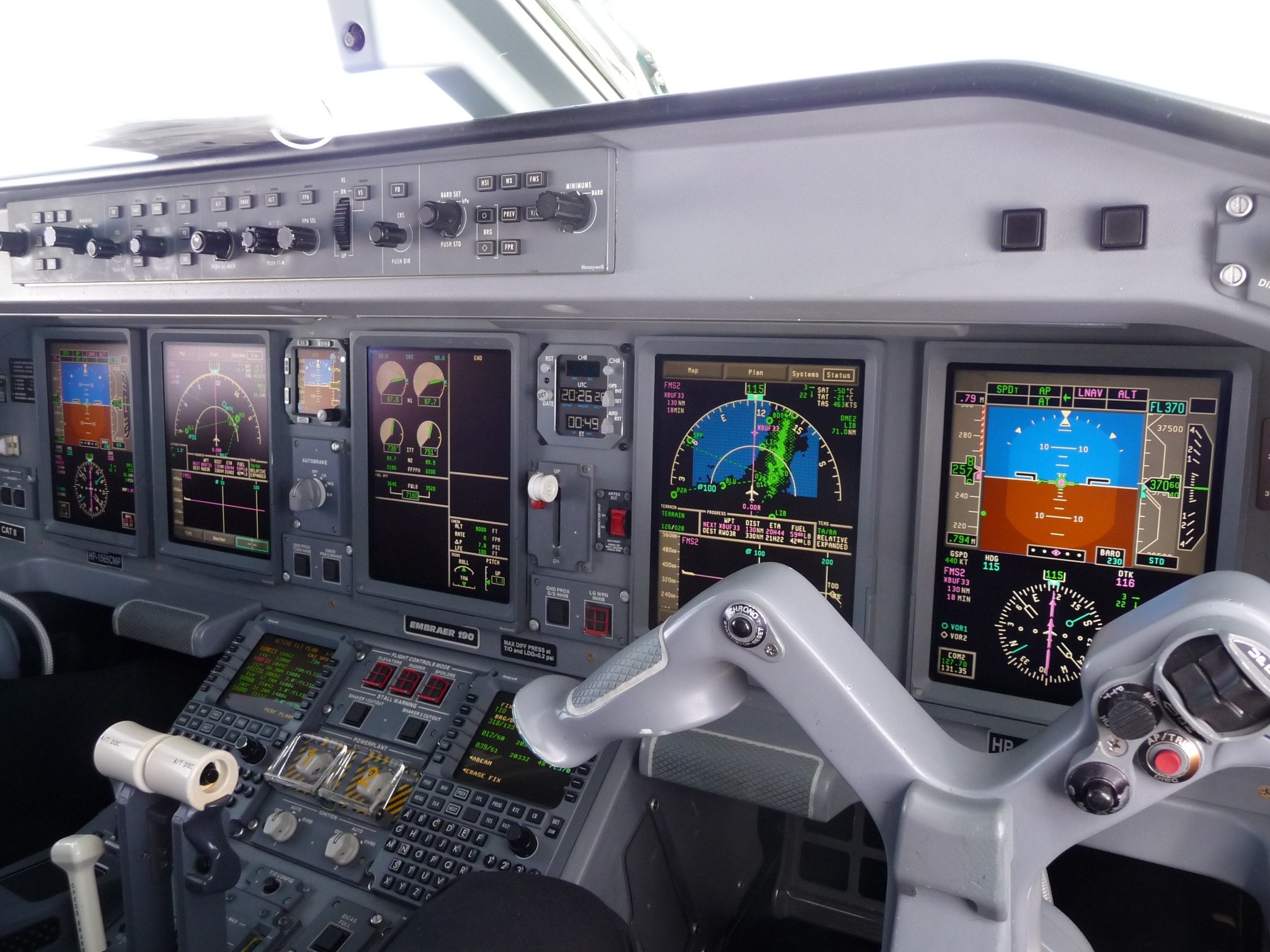 2048x1536 EMBRAER 190 cockpit.