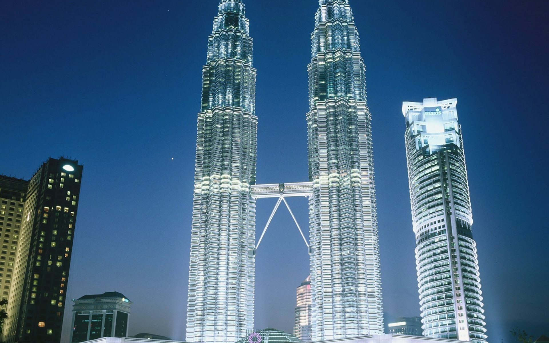 1920x1200 The Petronas Twin Towers, Kuala Lumpur, tallest twin buildings in the world.