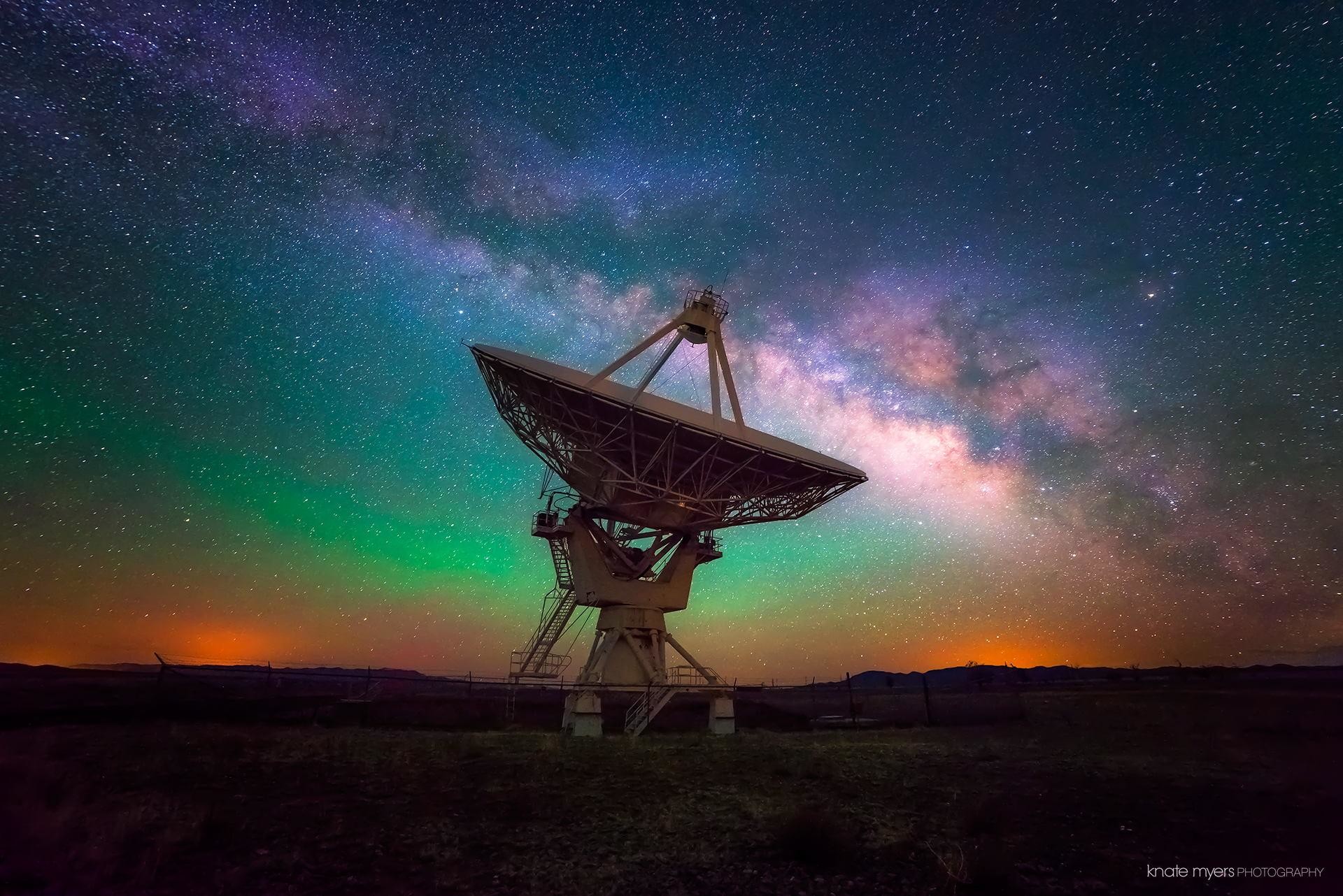 1920x1282 Radio-telescope with the Milky Way in the background ...